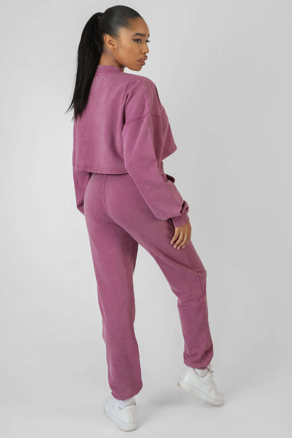mauve cropped sweatshirt, matching joggers, white sneakers, HD Phone Wallpaper