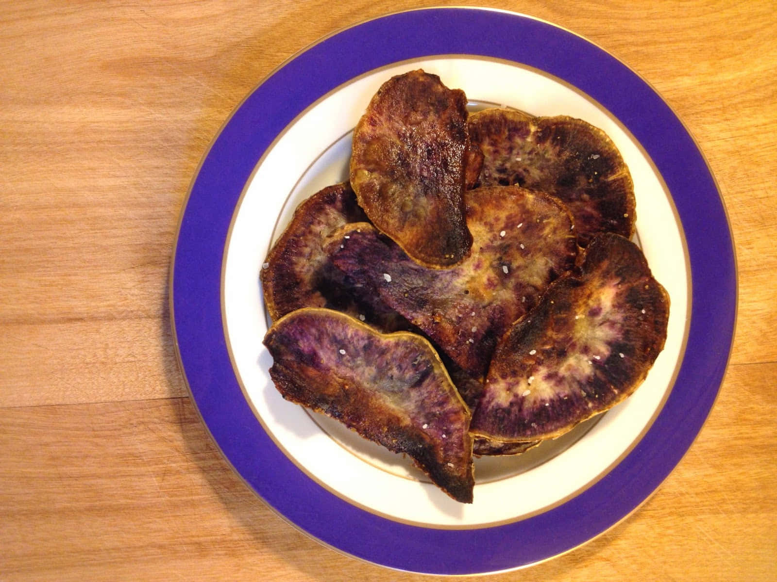 purple sweet potato, crispy roasted purple potato slices, white plate with purple rim, HD Desktop Wallpaper