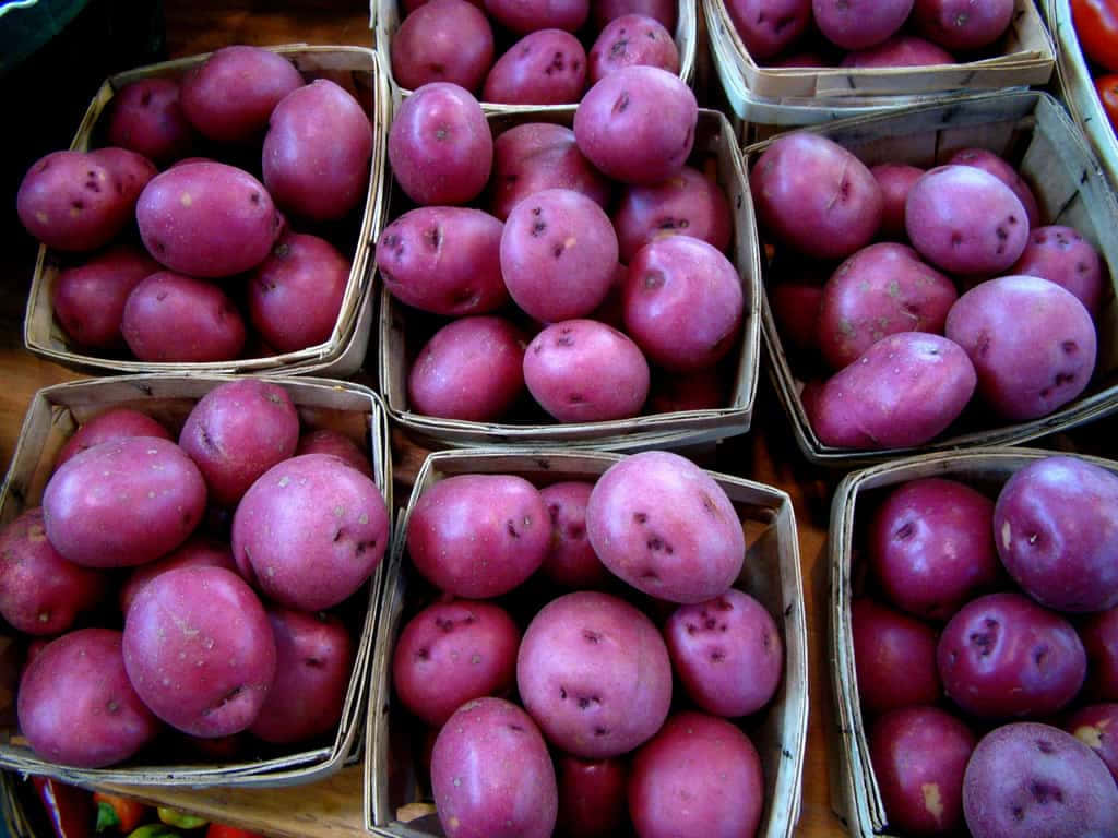 purple potatoes, woven baskets, bustling market stall, SD Desktop Wallpaper
