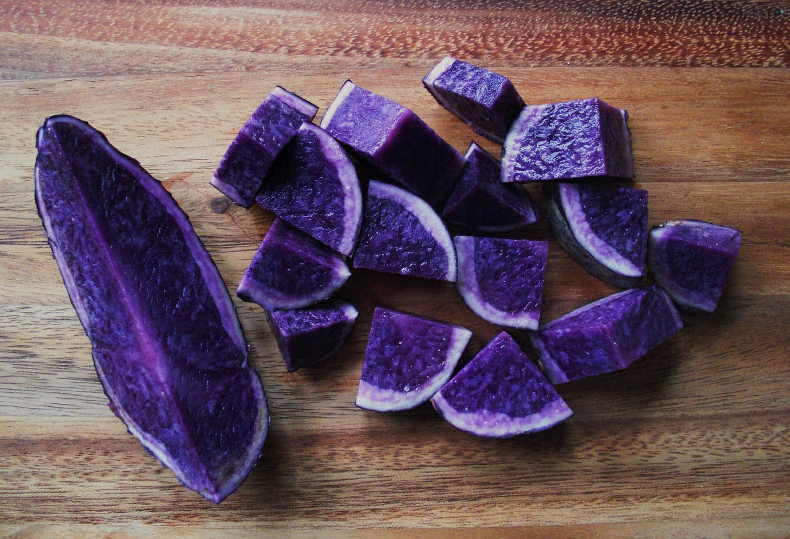 Purple Skinned Potatoes, purple sweet potato, warm wooden cutting board, HD Desktop Wallpaper