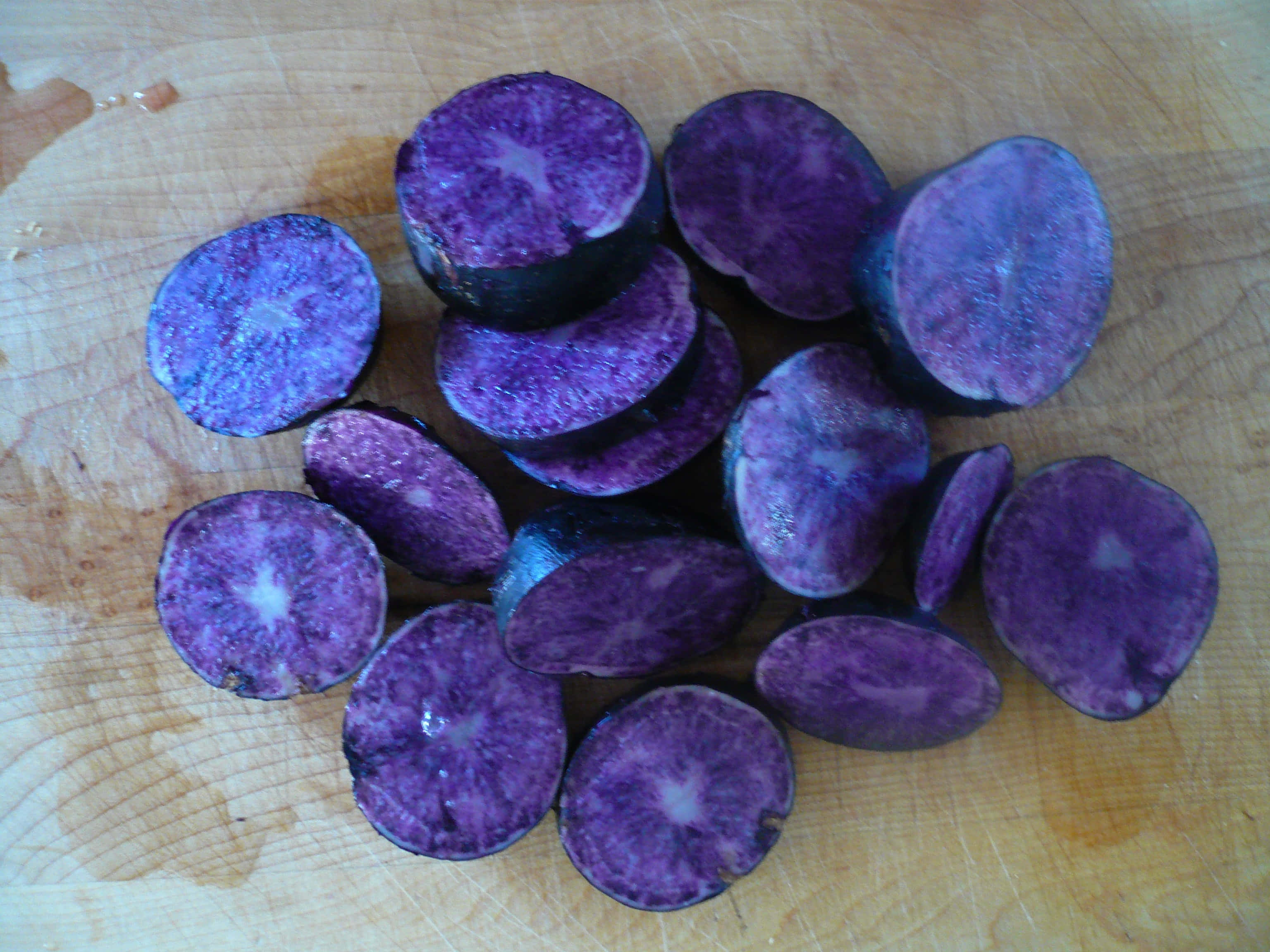 purple potato, 3072 x 2304, wooden cutting board, 2K Desktop Wallpaper