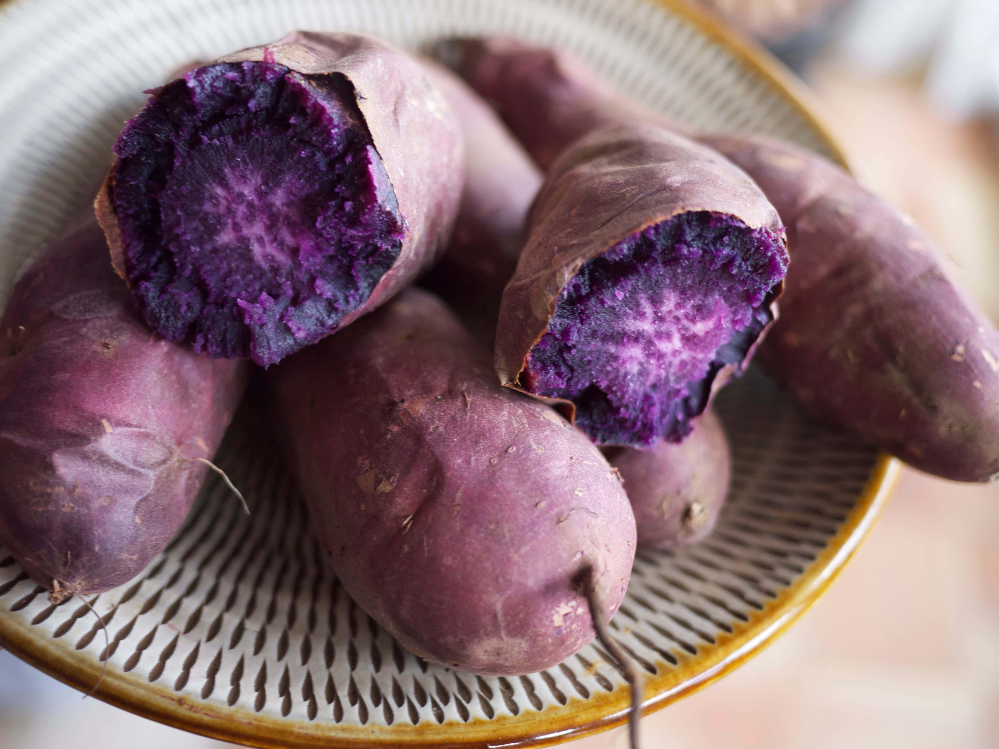 purple sweet potato, vibrant purple flesh, sliced halves, 4K Desktop Wallpaper