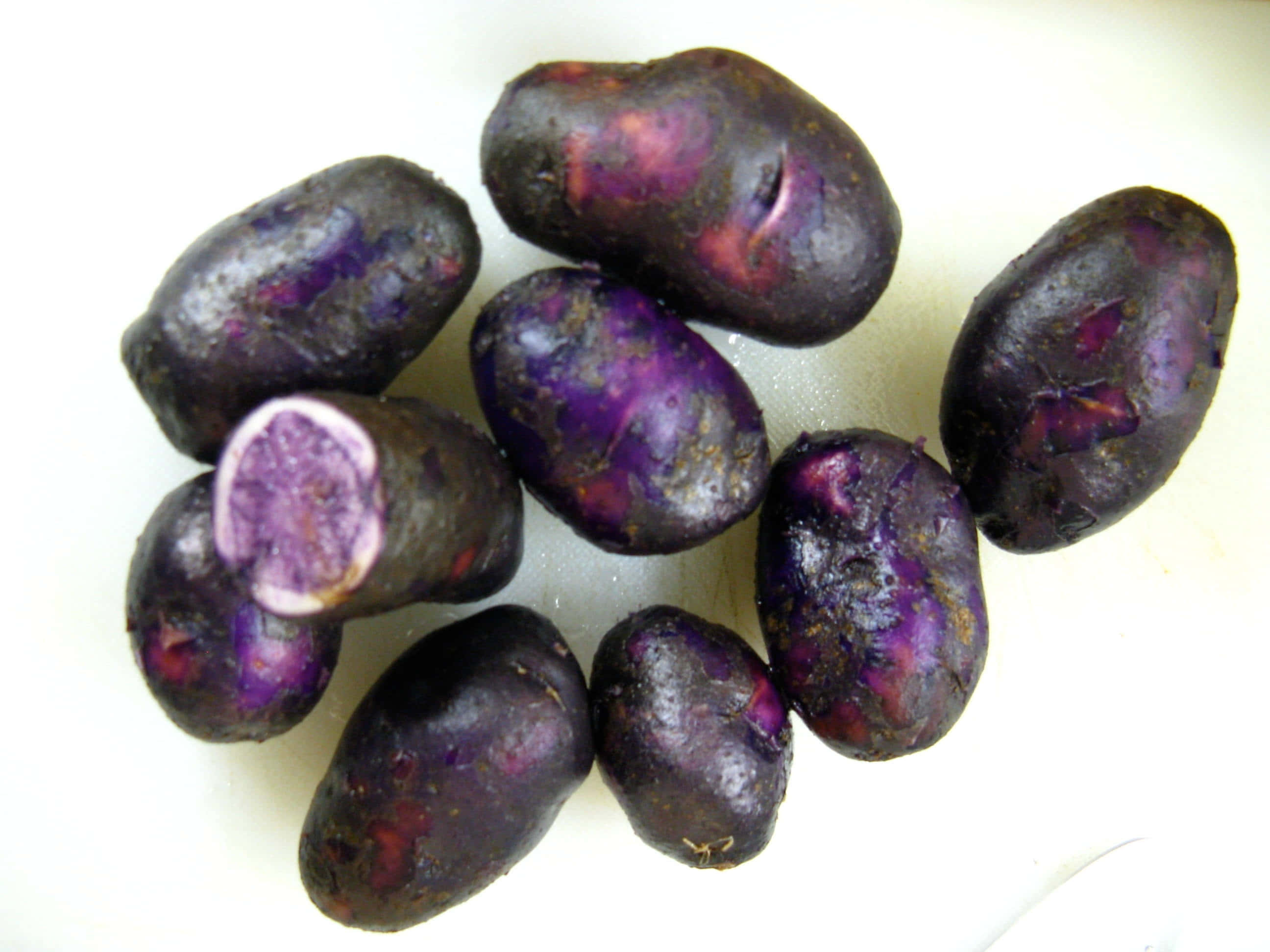 Purple Potato, dark purple potatoes, vibrant purple flesh, 2K Desktop Wallpaper