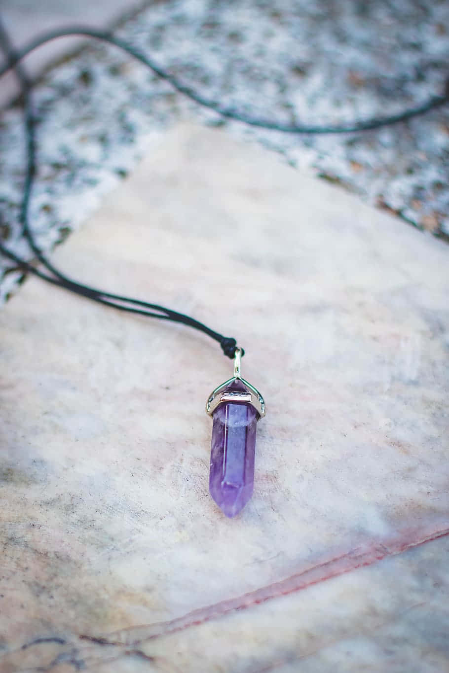 purple amethyst crystal pendant, silver wire wrapping, light veined marble surface, HD Phone Wallpaper