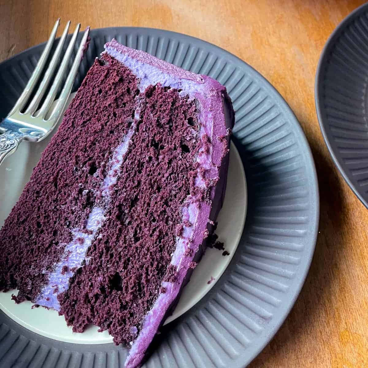 purple velvet cake, lavender frosting, gray ridged plate, SD Desktop Wallpaper