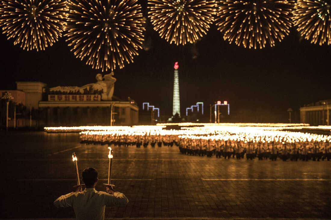 Pyongyang, fireworks, torchbearers, SD Desktop Wallpaper