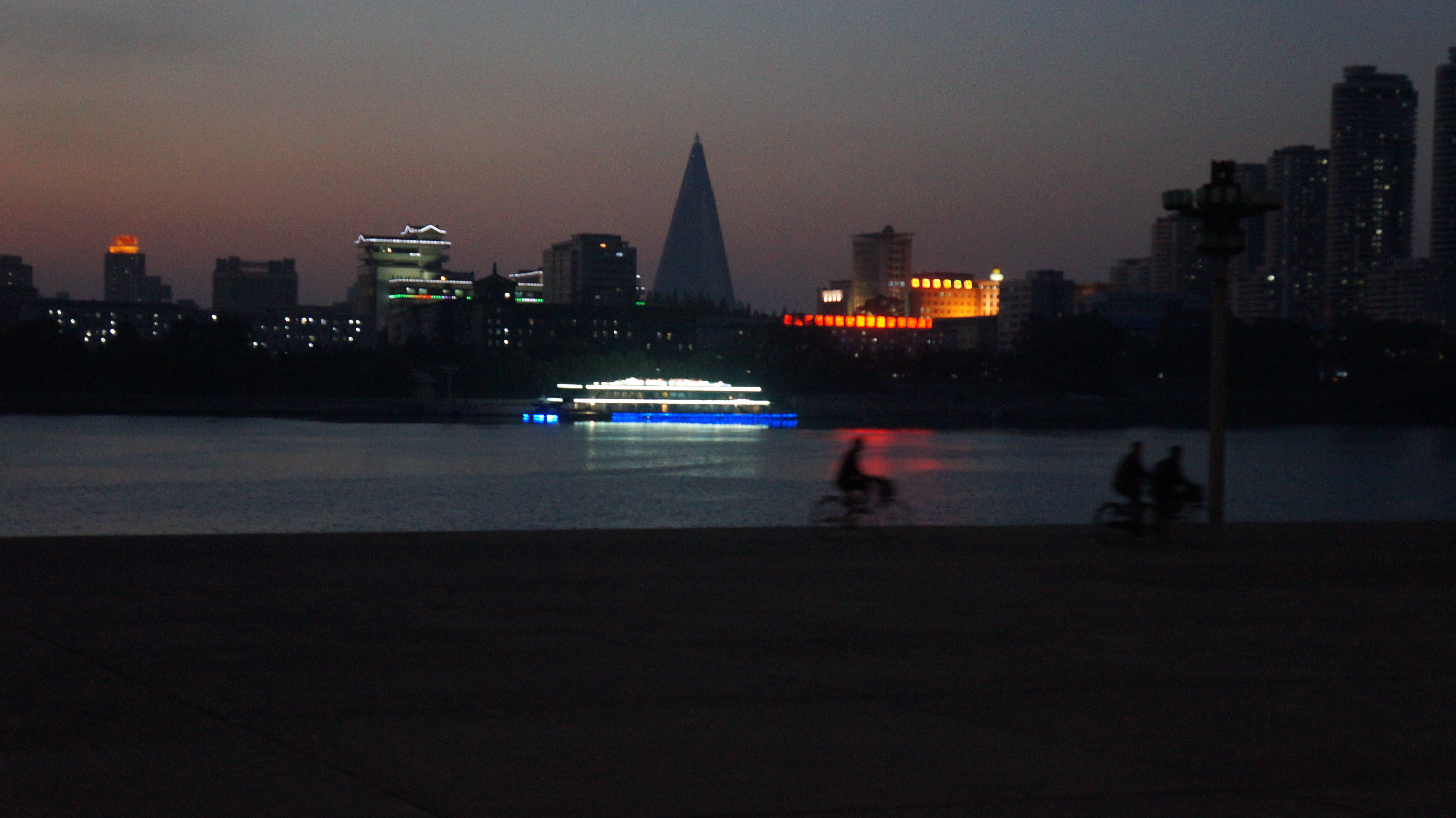 Pyongyang, riverbank, dusk, 4K Desktop Wallpaper
