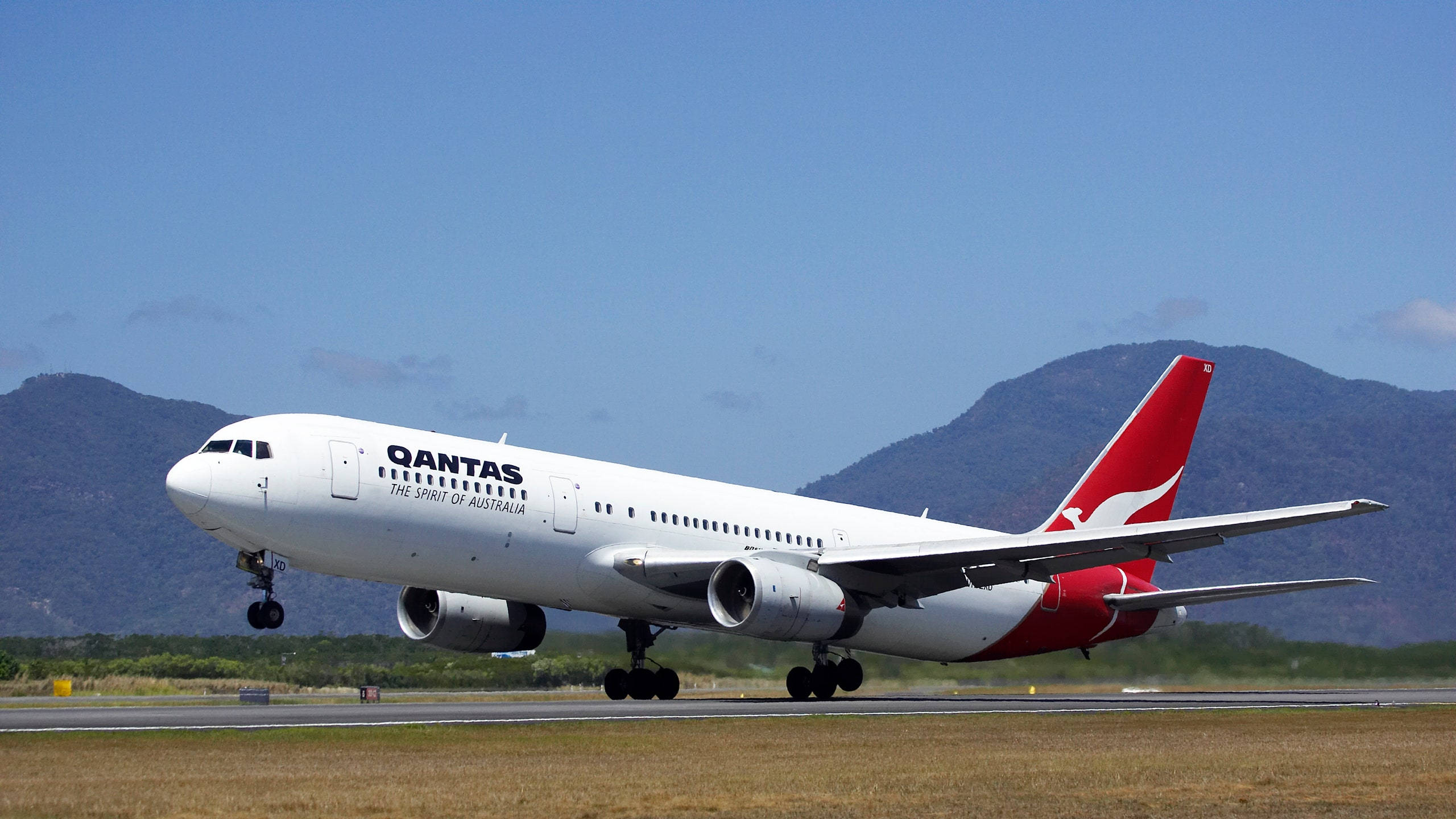 Qantas, red tail, clear blue sky, 2K Desktop Wallpaper