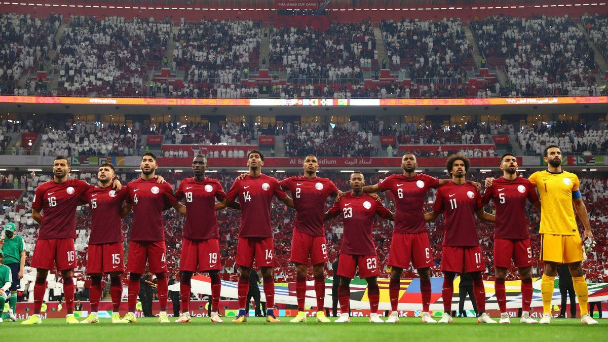 Qatar National Football Team, red jerseys, vibrant green pitch, SD Desktop Wallpaper