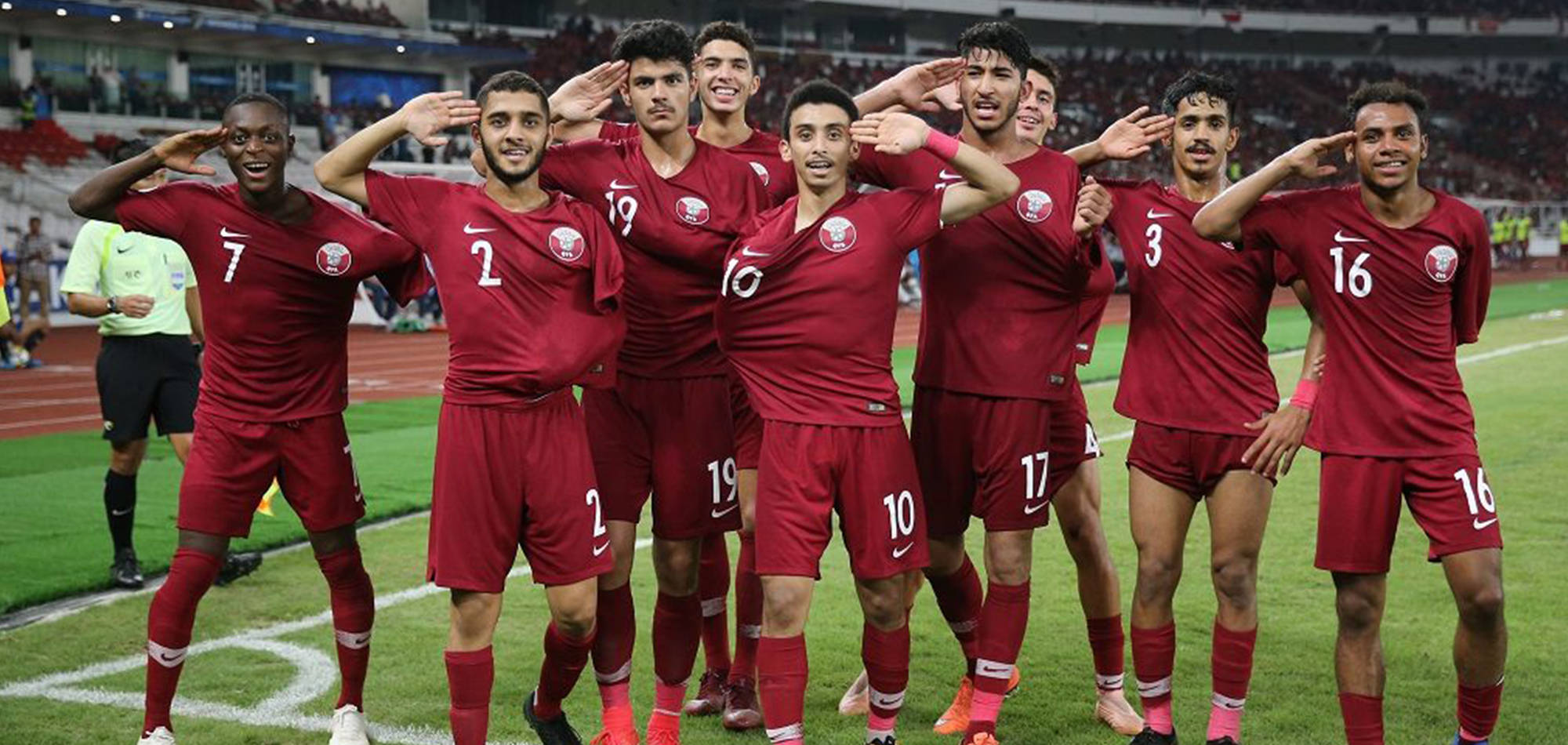 Qatar National Football Team, red uniforms, green pitch, Full HD Desktop Wallpaper