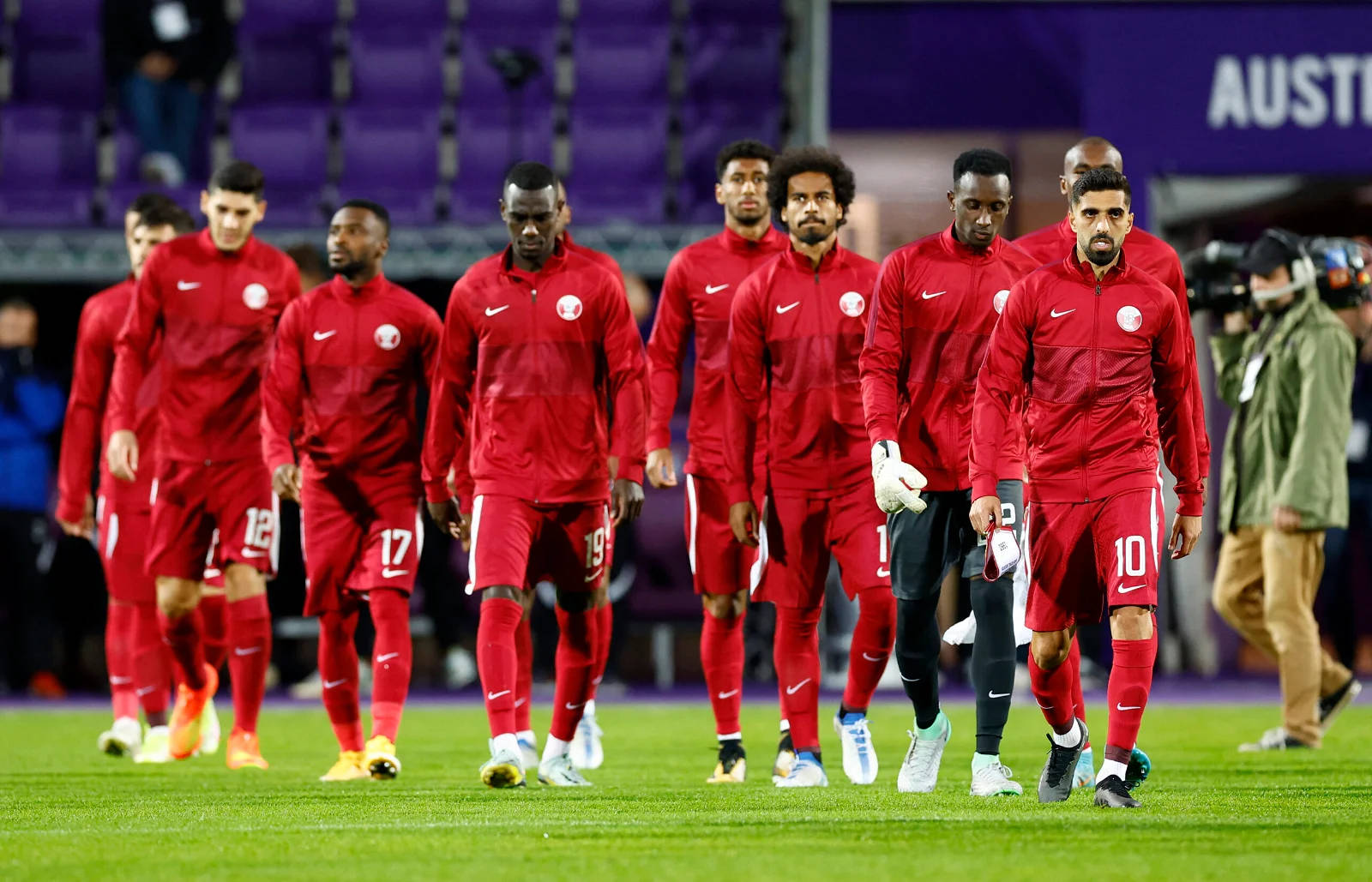 Qatar National Football Team, red kits, green pitch, HD Desktop Wallpaper