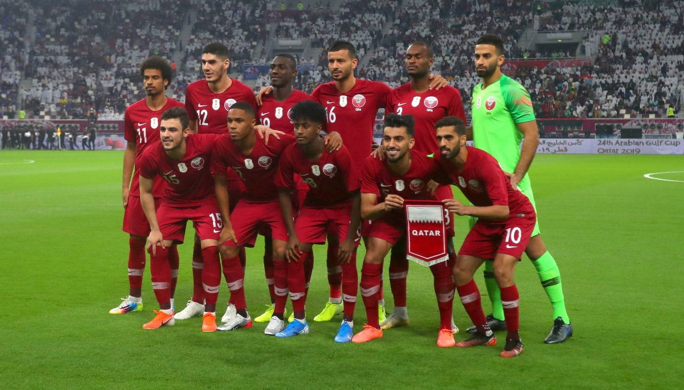 Qatar National Football Team, red kits, vibrant green pitch, HD Desktop Wallpaper