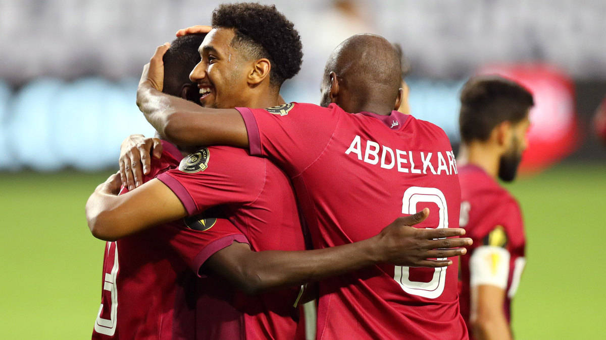 Qatar National Football Team, red jerseys, green field, SD Desktop Wallpaper
