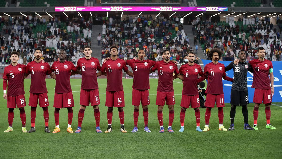 Qatar National Football Team, red kits, green pitch, SD Desktop Wallpaper