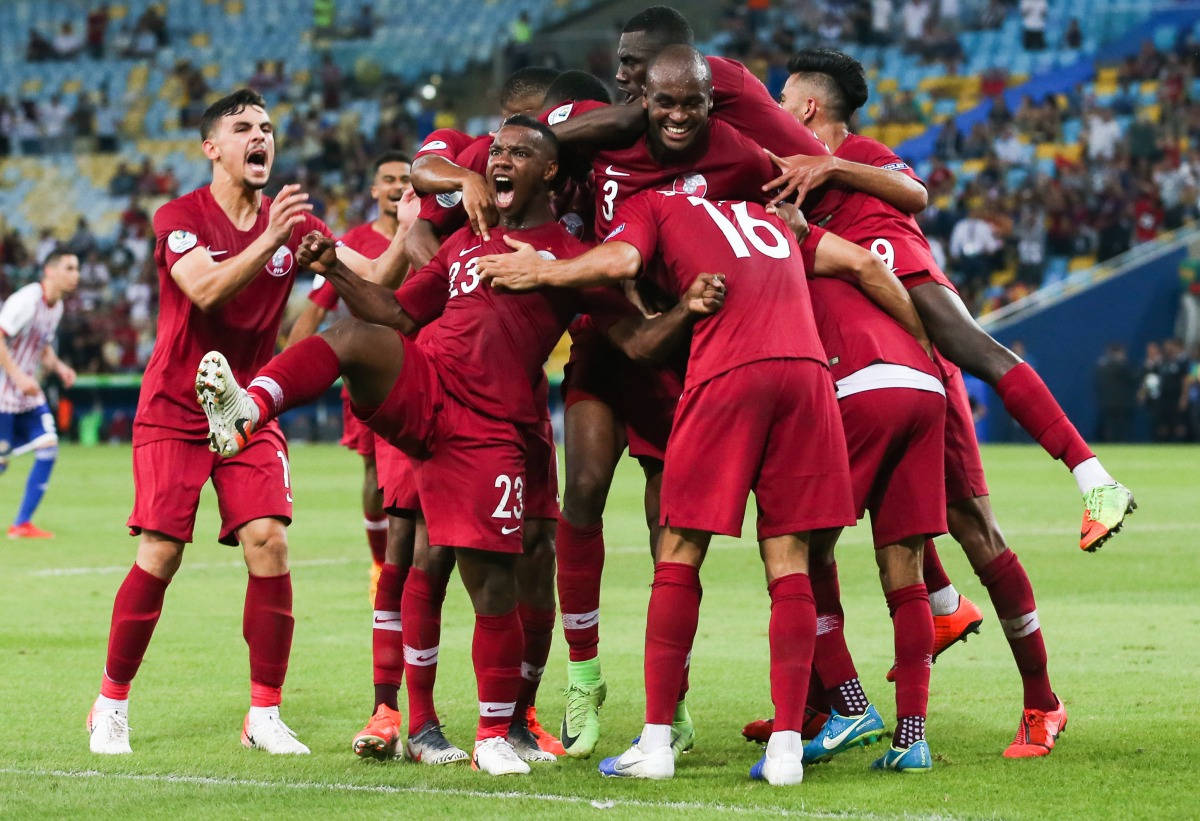 Qatar National Football Team, red uniforms, vibrant green pitch, SD Desktop Wallpaper