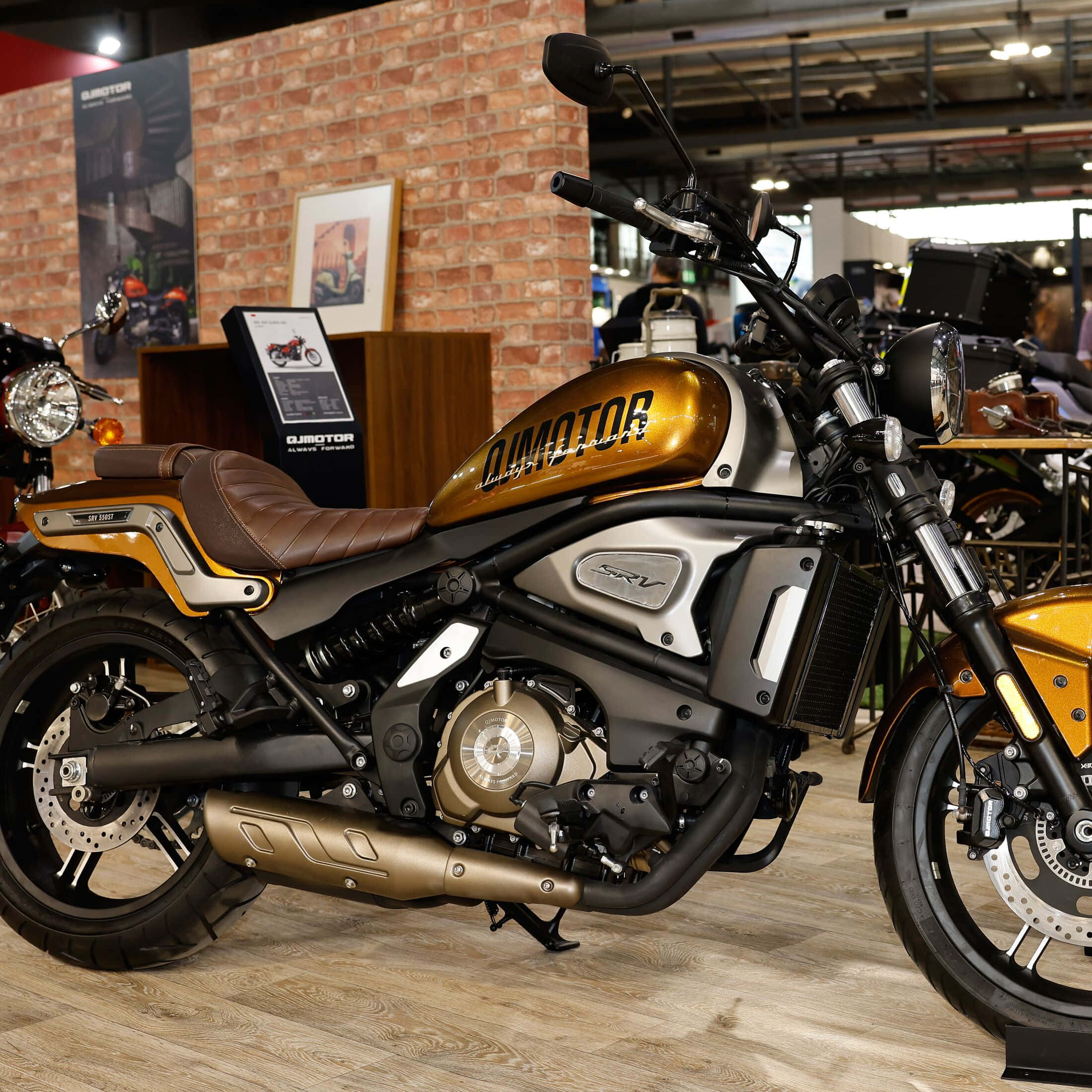 QJMOTOR, gleaming gold and silver, showroom, Full HD Desktop Wallpaper