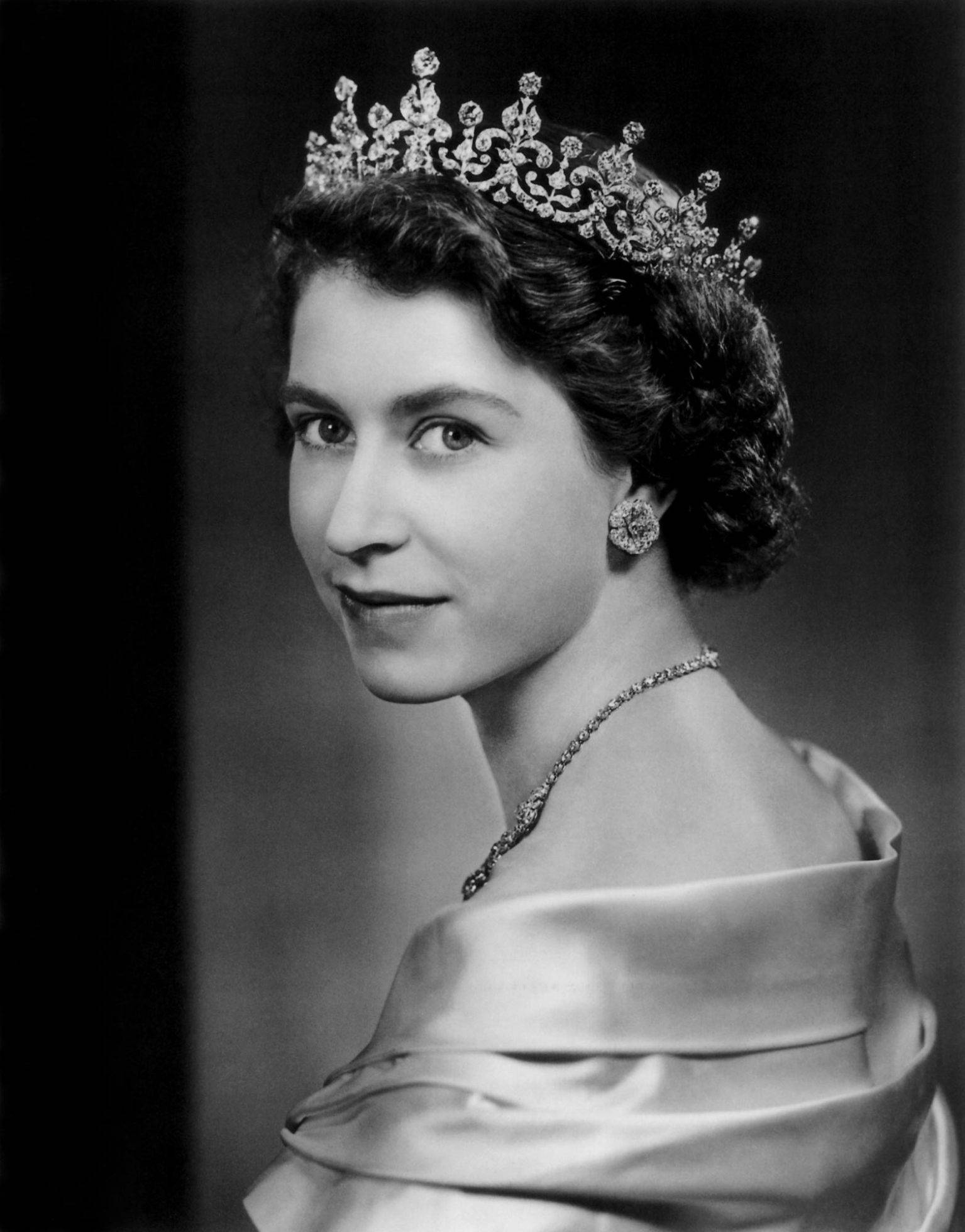 Queen Elizabeth, greyscale portrait, ornate tiara, Full HD Phone Wallpaper