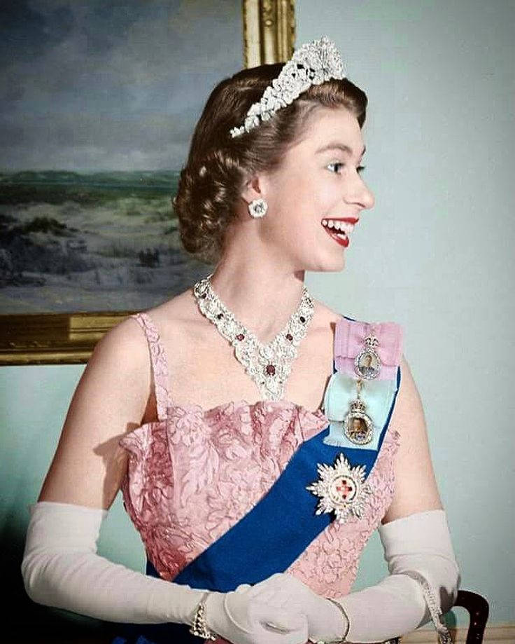 Queen Elizabeth, pink satin dress, pink lace gown, SD Phone Wallpaper