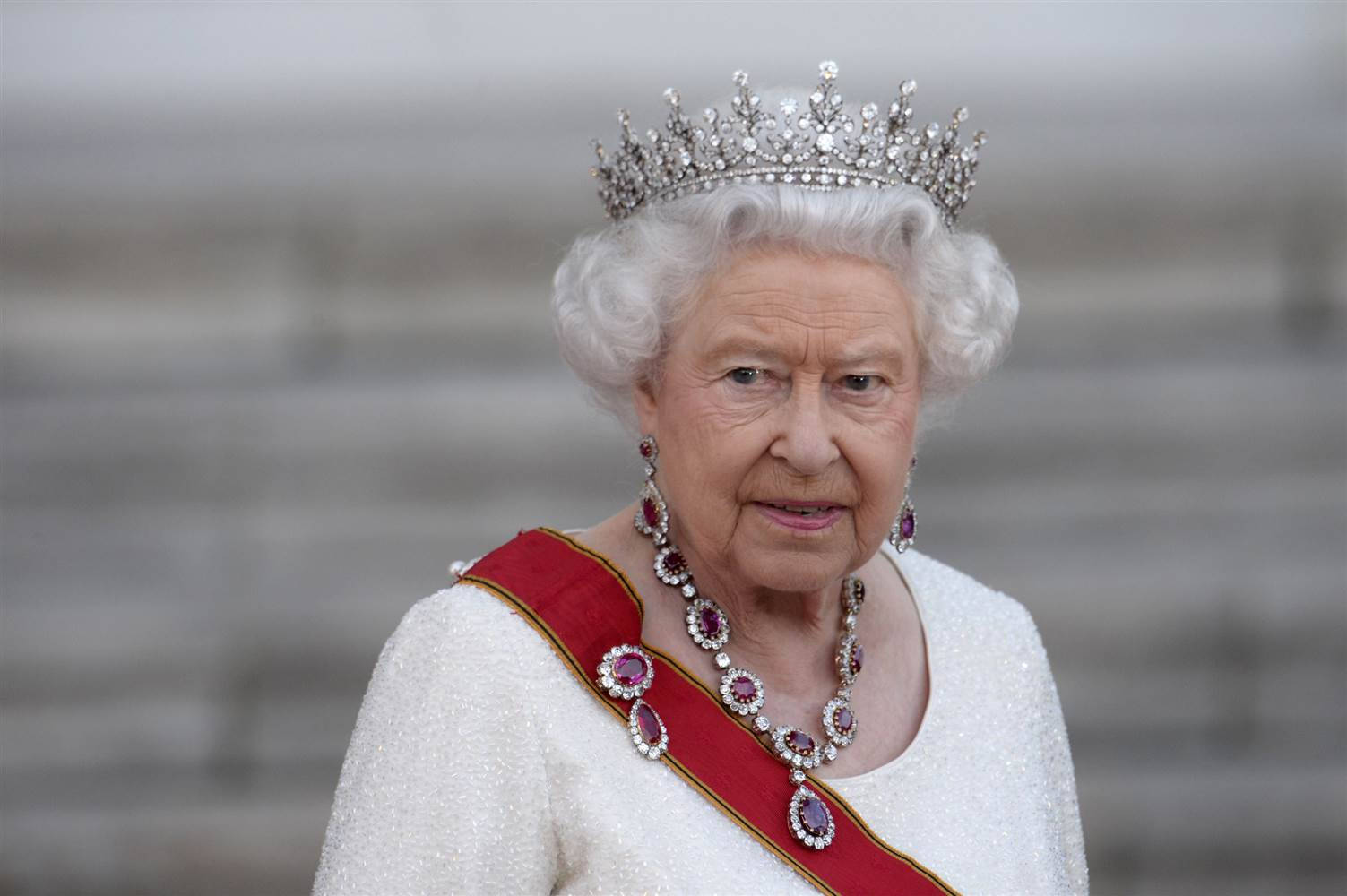 Queen Elizabeth, diamond tiara, ruby-encrusted sash, HD Desktop Wallpaper