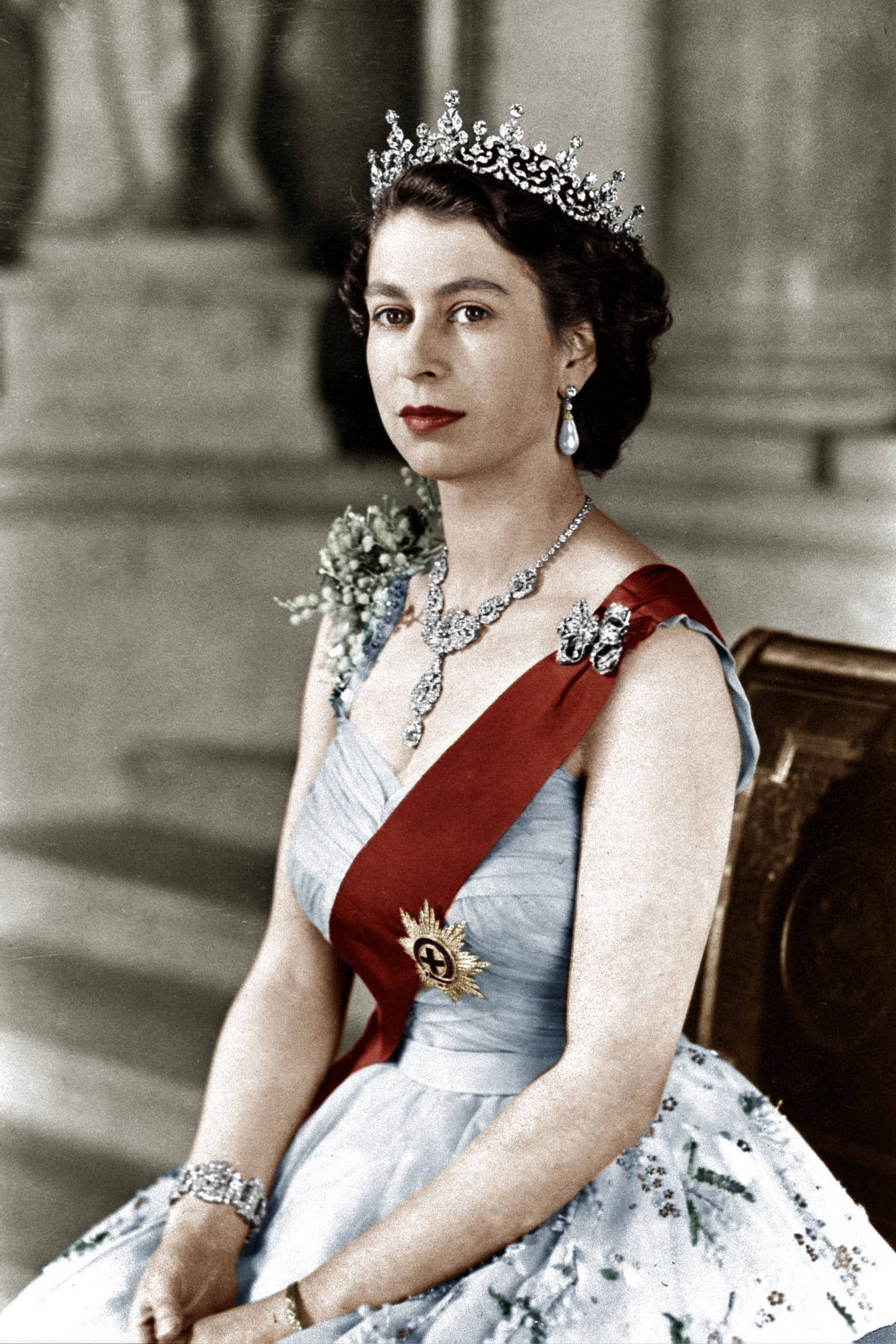 Queen Elizabeth, light blue gown, jewels, 2K Phone Wallpaper