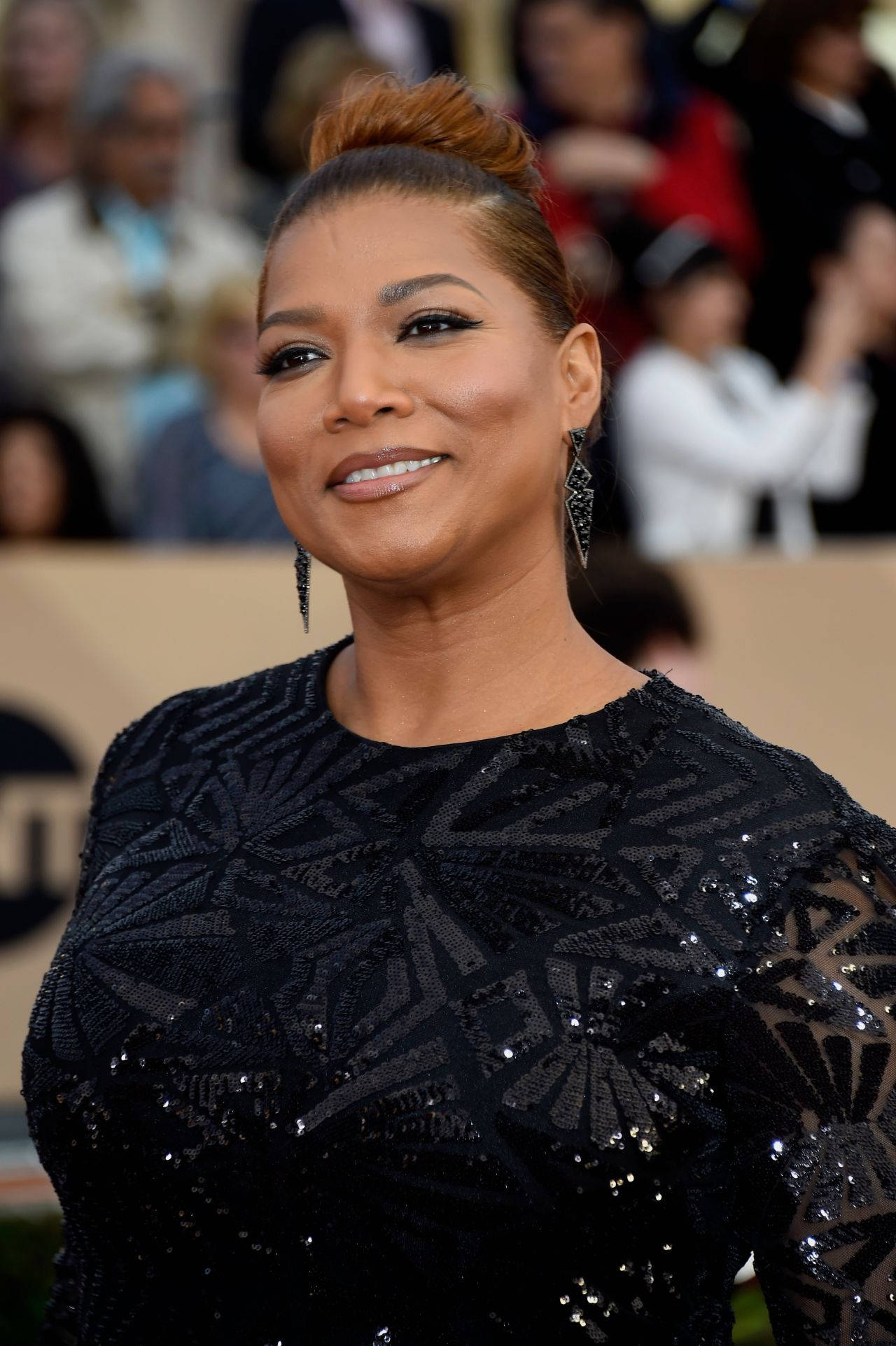 Queen Latifah, high bun, sparkling black dress, Full HD Phone Wallpaper