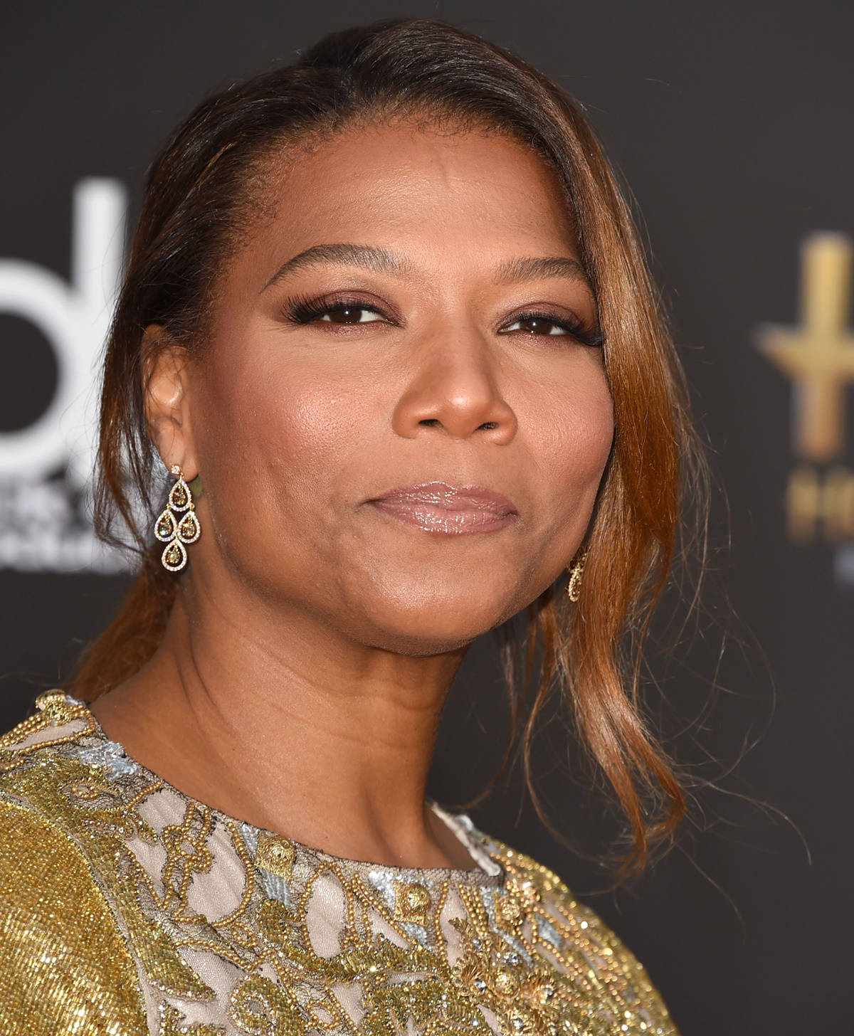 Queen Latifah, gold earrings, shimmering gold and silver beaded gown, HD Phone Wallpaper