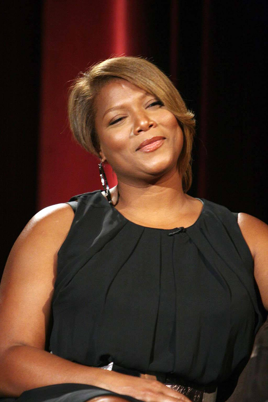Queen Latifah, short blonde hair, deep red curtain, HD Phone Wallpaper