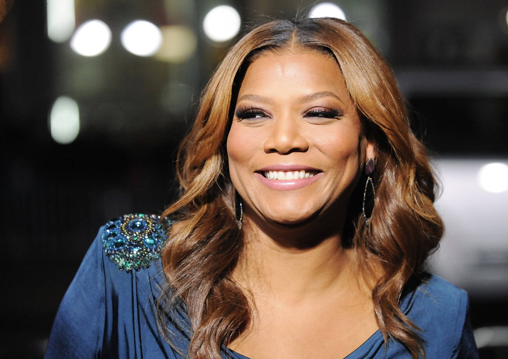 Queen Latifah, blue dress, sparkling teal brooch, HD Desktop Wallpaper