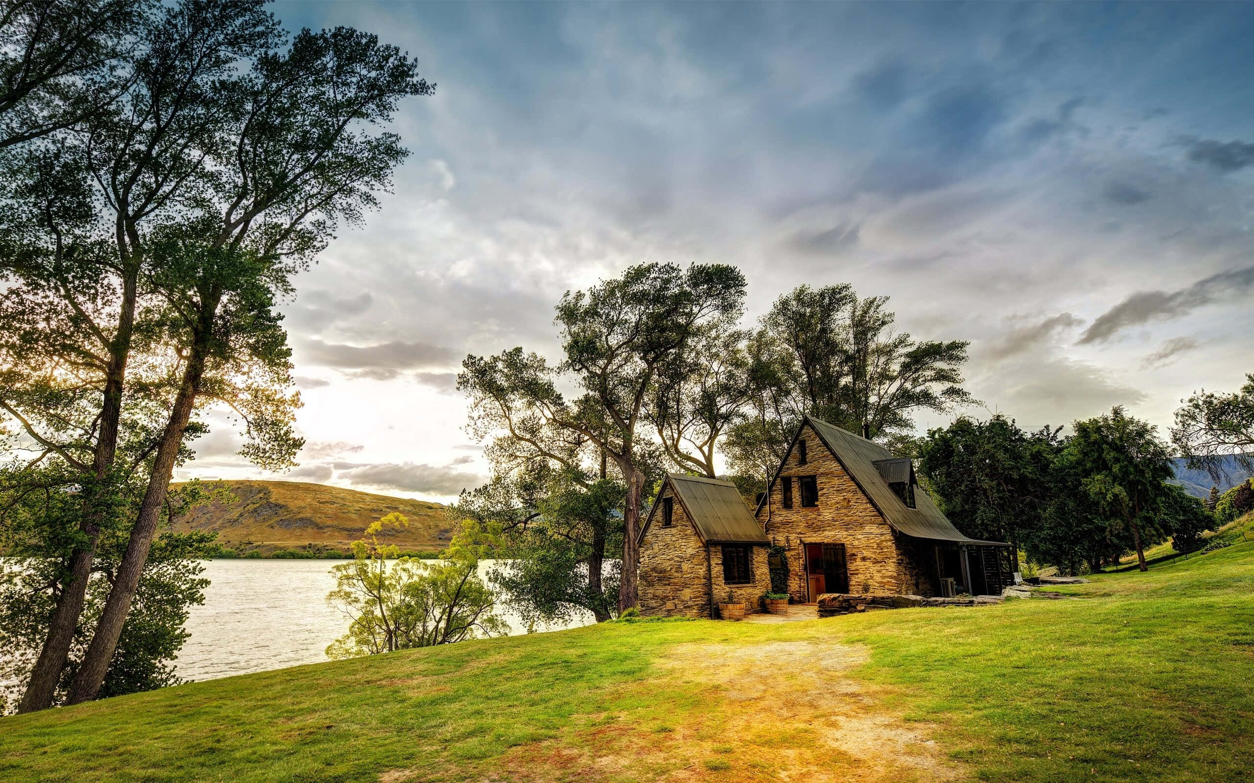 Queenstown, lakeside stone cottage, New Zealand, 2K Desktop Wallpaper