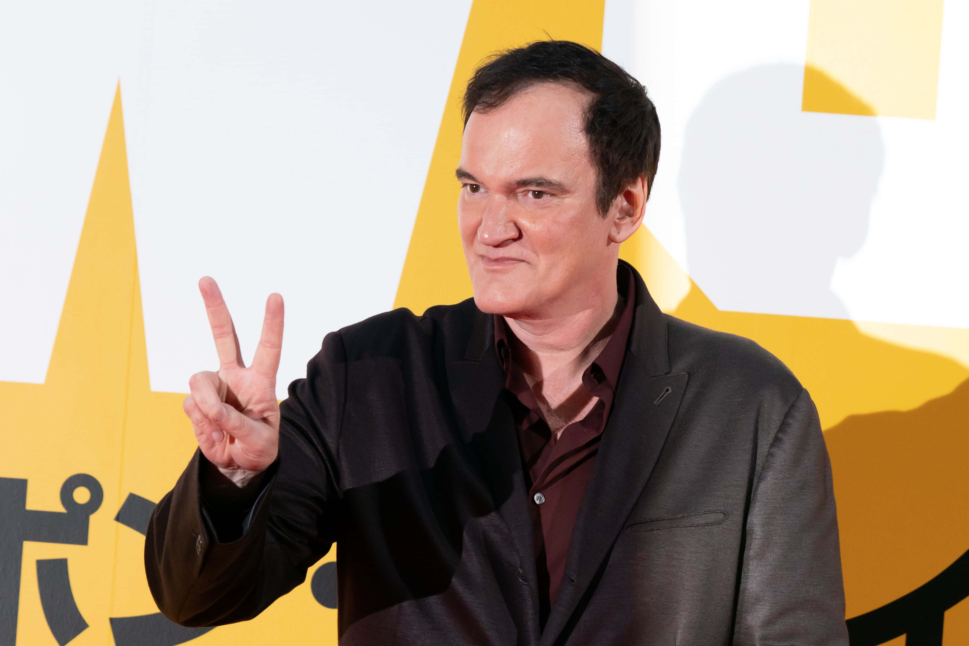 Quentin Tarantino, peace sign, yellow, 4K Desktop Wallpaper