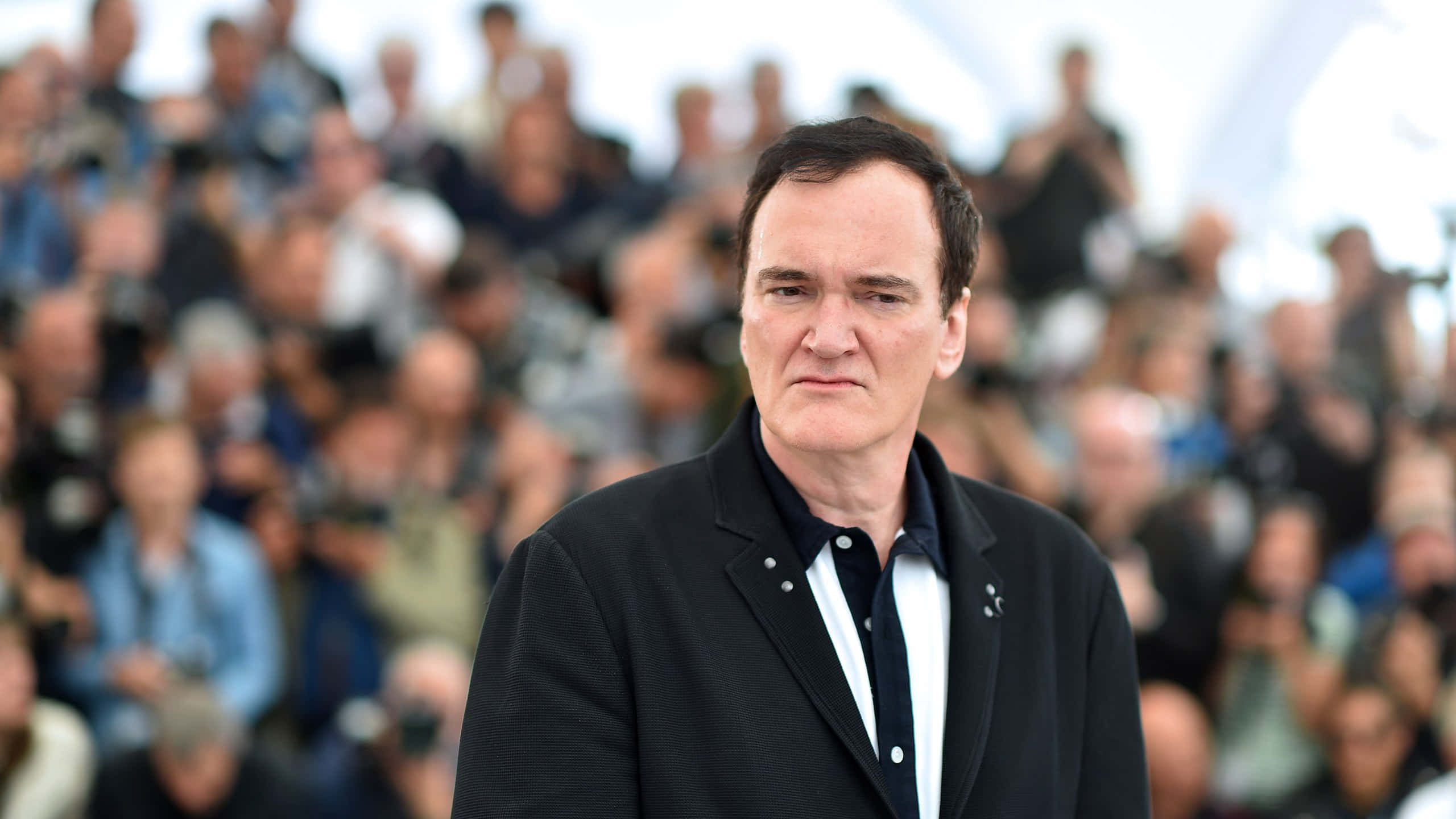 Quentin Tarantino, black blazer, blurred crowd, 2K Desktop Wallpaper