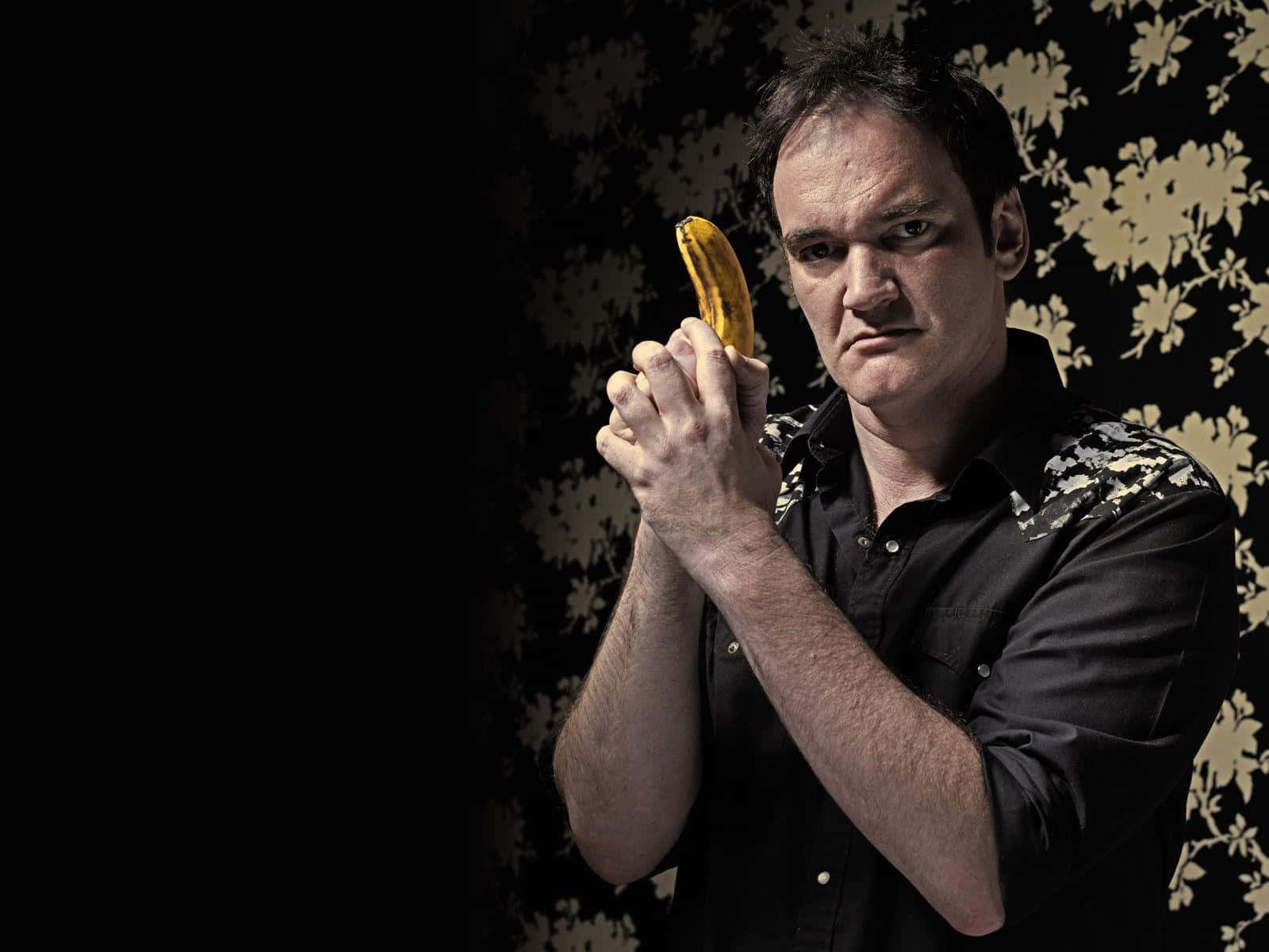 Quentin Tarantino, black shirt, banana, HD Desktop Wallpaper