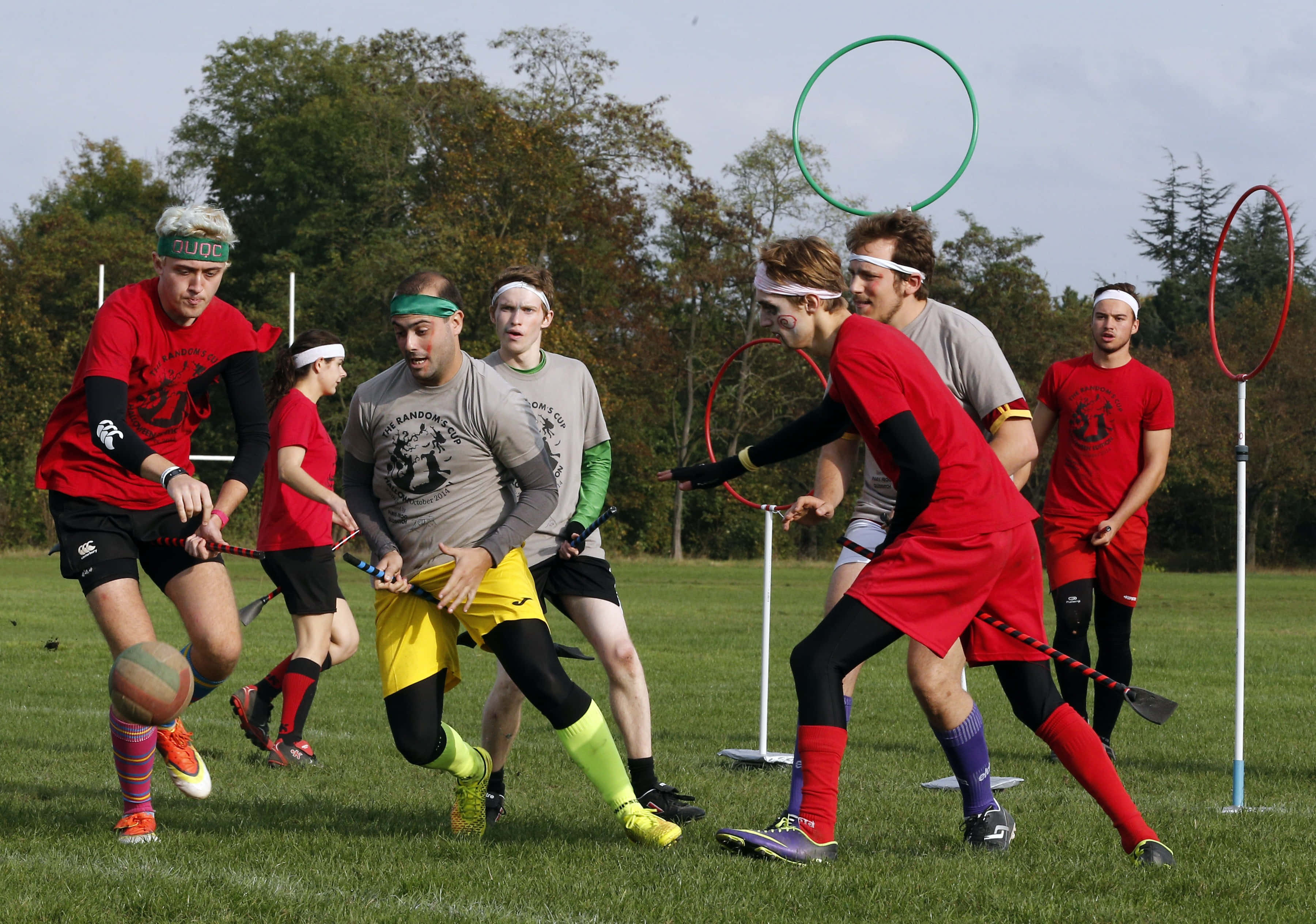 Quidditch, red and gray jerseys, grassy field, 2K Desktop Wallpaper
