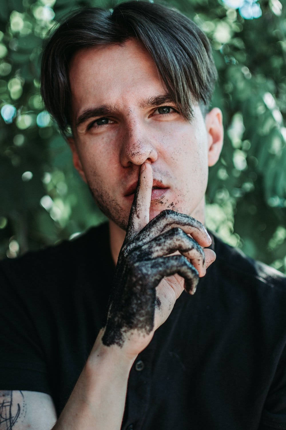 Quiet, dirt-covered hand, finger to lips, HD Phone Wallpaper
