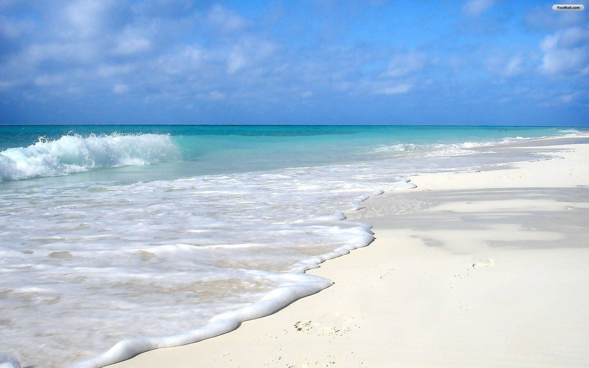 Quiet, white sandy beach, turquoise waves, Full HD Desktop Wallpaper