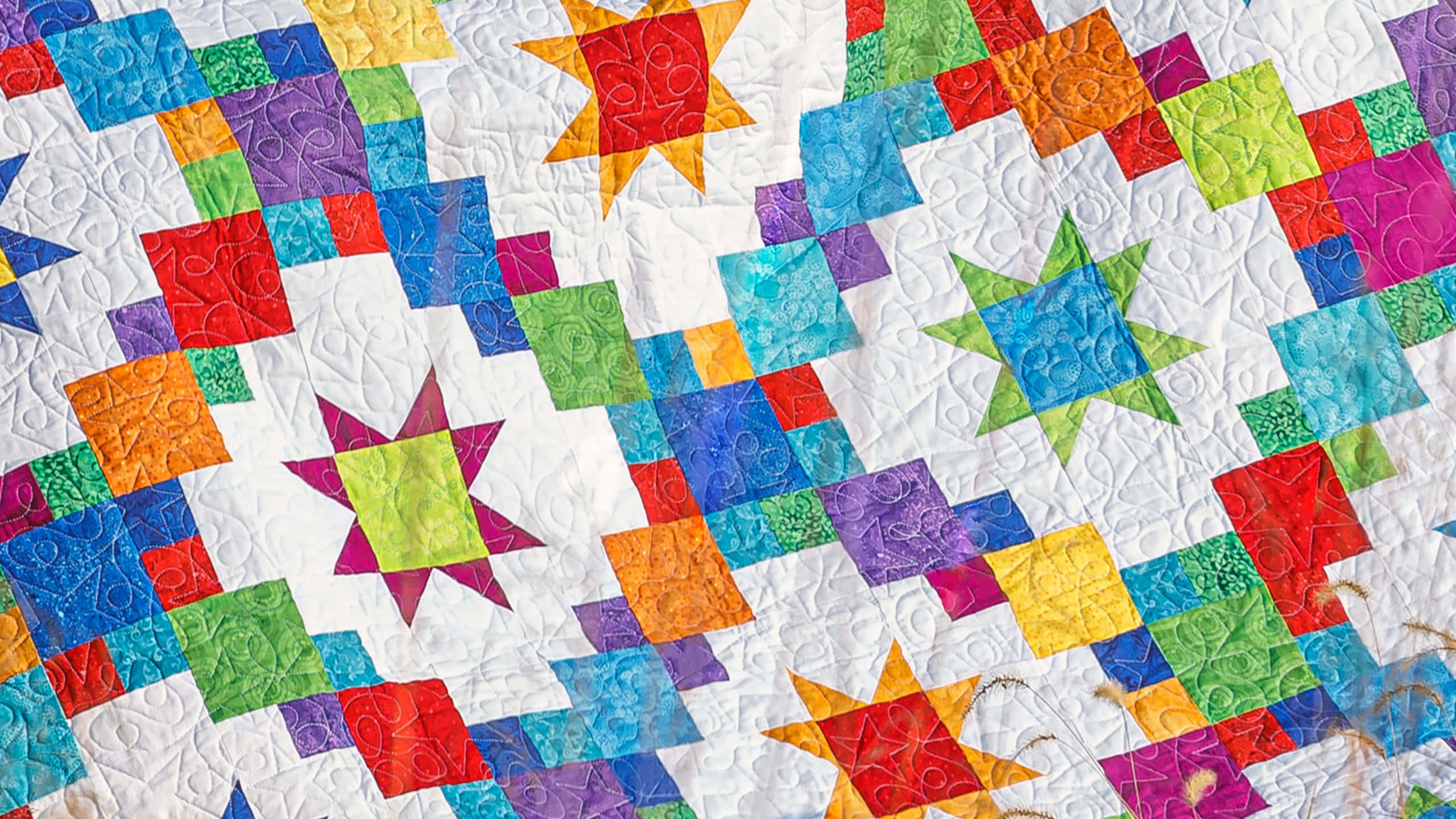 quilt, chair, white fabric, 2K Desktop Wallpaper
