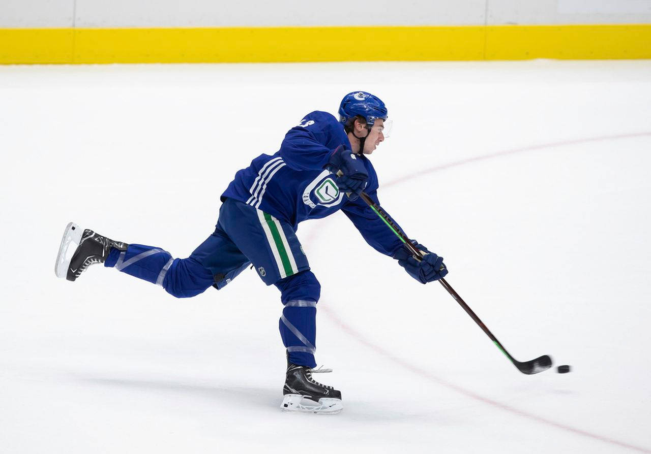 Quinn Hughes, hockey puck, left leg raised, HD Desktop Wallpaper