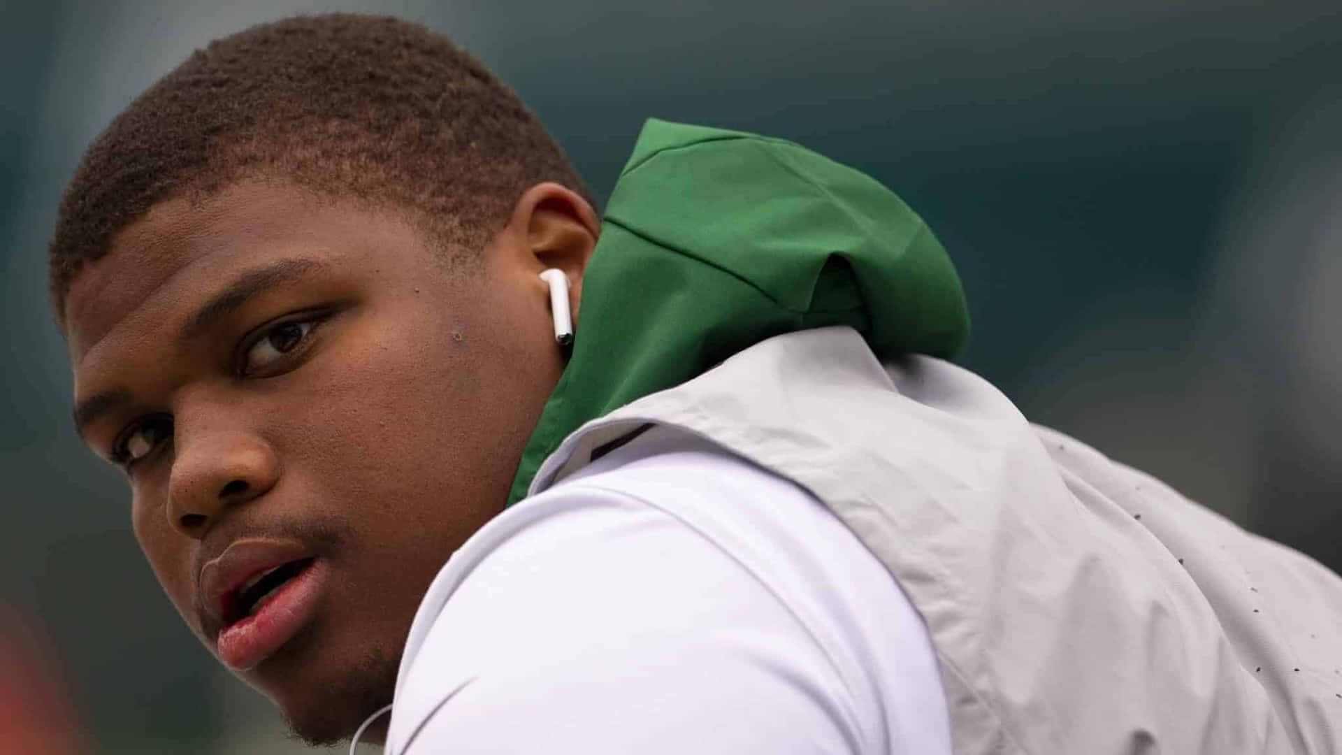 Quinnen Williams, green hooded vest, white shirt, Full HD Desktop Wallpaper