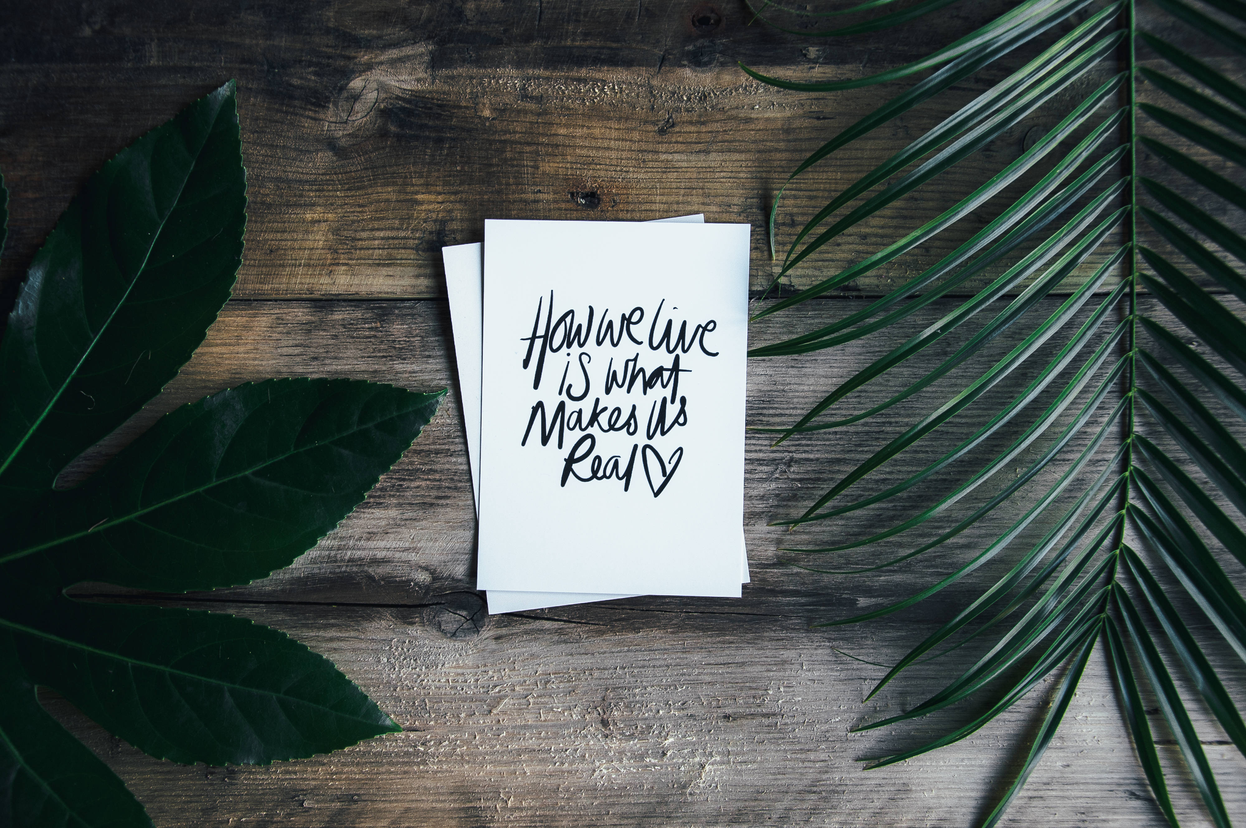 handwritten note, How we live is what makes it real, weathered wood, 4K Desktop Wallpaper