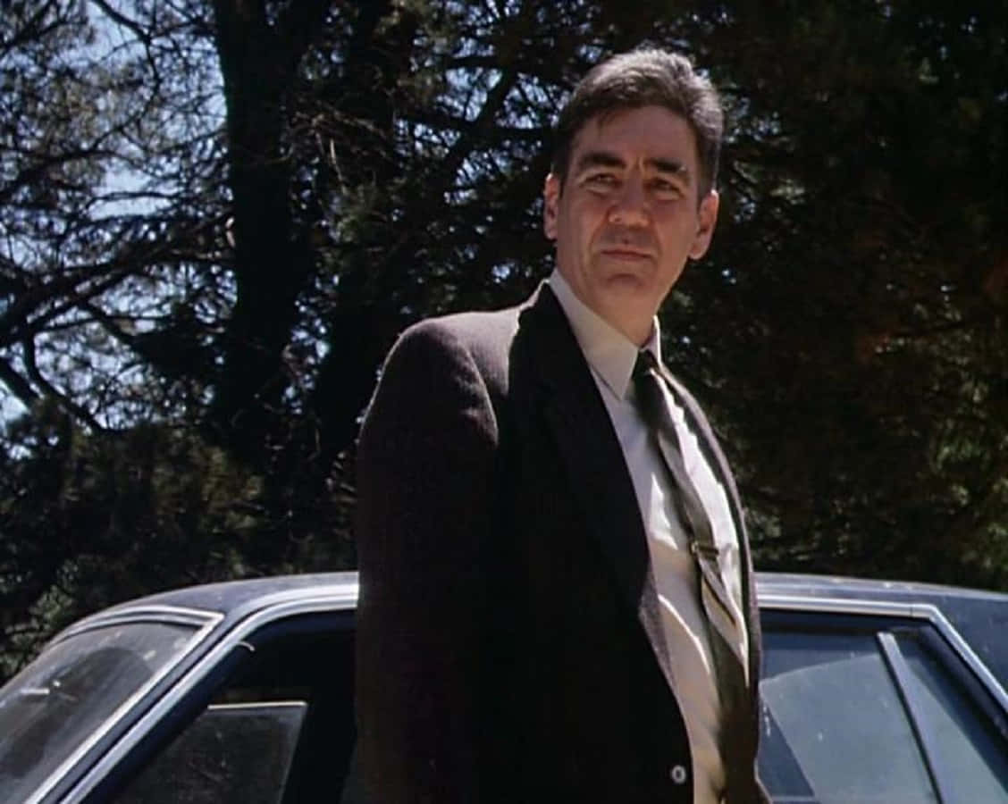 R. Lee Ermey, dark suit, vintage car, SD Desktop Wallpaper