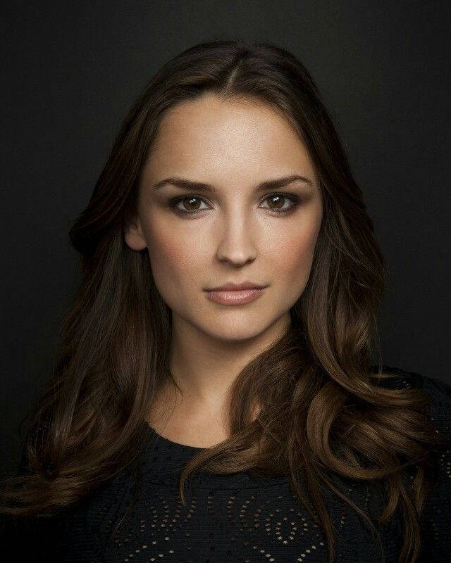 Rachael Leigh Cook, long brown wavy hair, dark gray studio background, SD Phone Wallpaper
