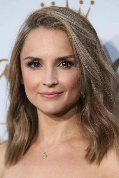 Rachael Leigh Cook, wavy brown hair, gentle smile, SD Phone Wallpaper