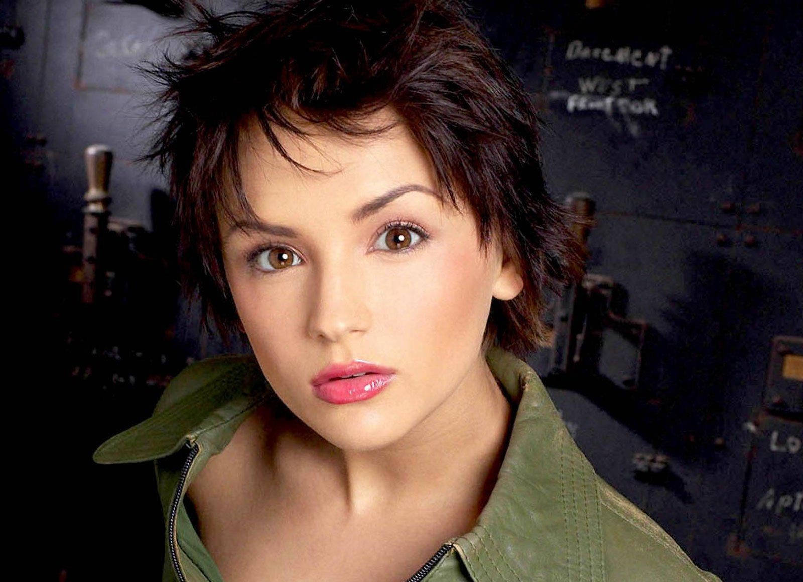 Rachael Leigh Cook, green top, short dark hair, HD Desktop Wallpaper