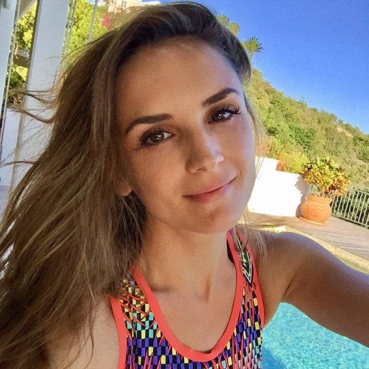 Rachael Leigh Cook, long brown hair, pool, SD Desktop Wallpaper