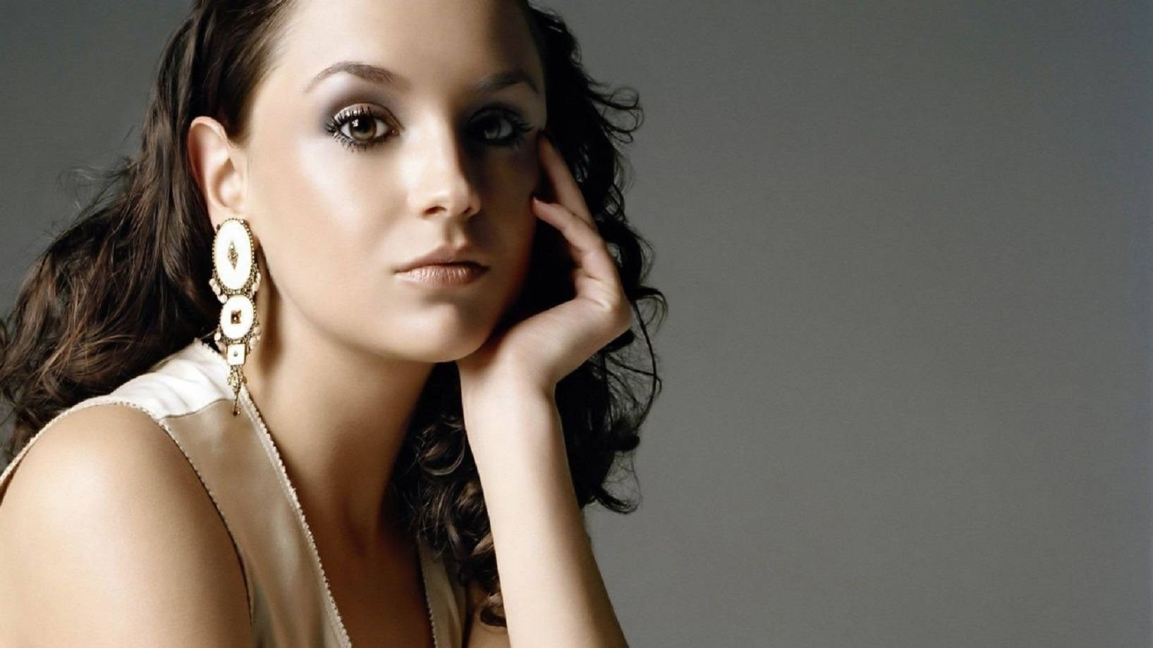 Rachael Leigh Cook, dark curly hair, ornate earrings, HD Desktop Wallpaper