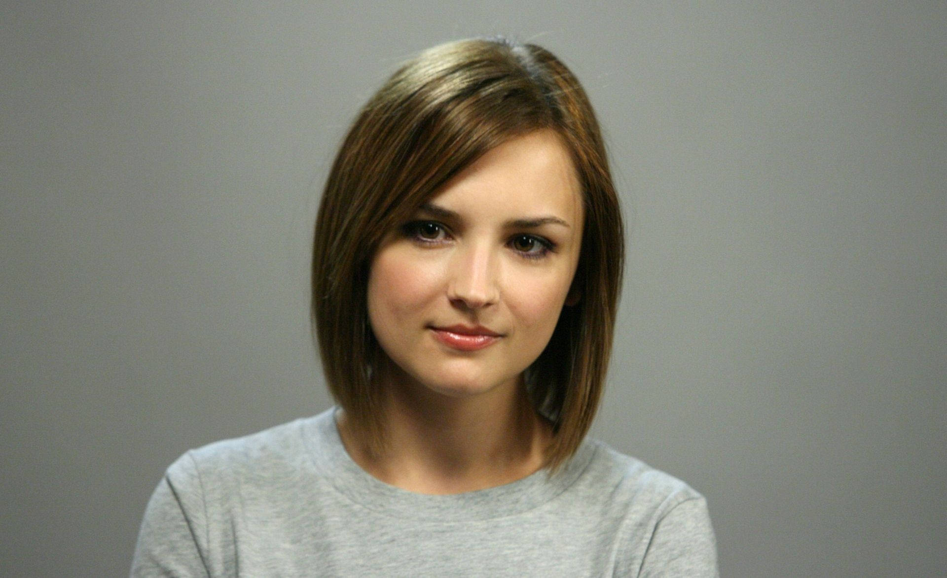 Rachael Leigh Cook, shoulder-length brown hair, soft smile, Full HD Desktop Wallpaper
