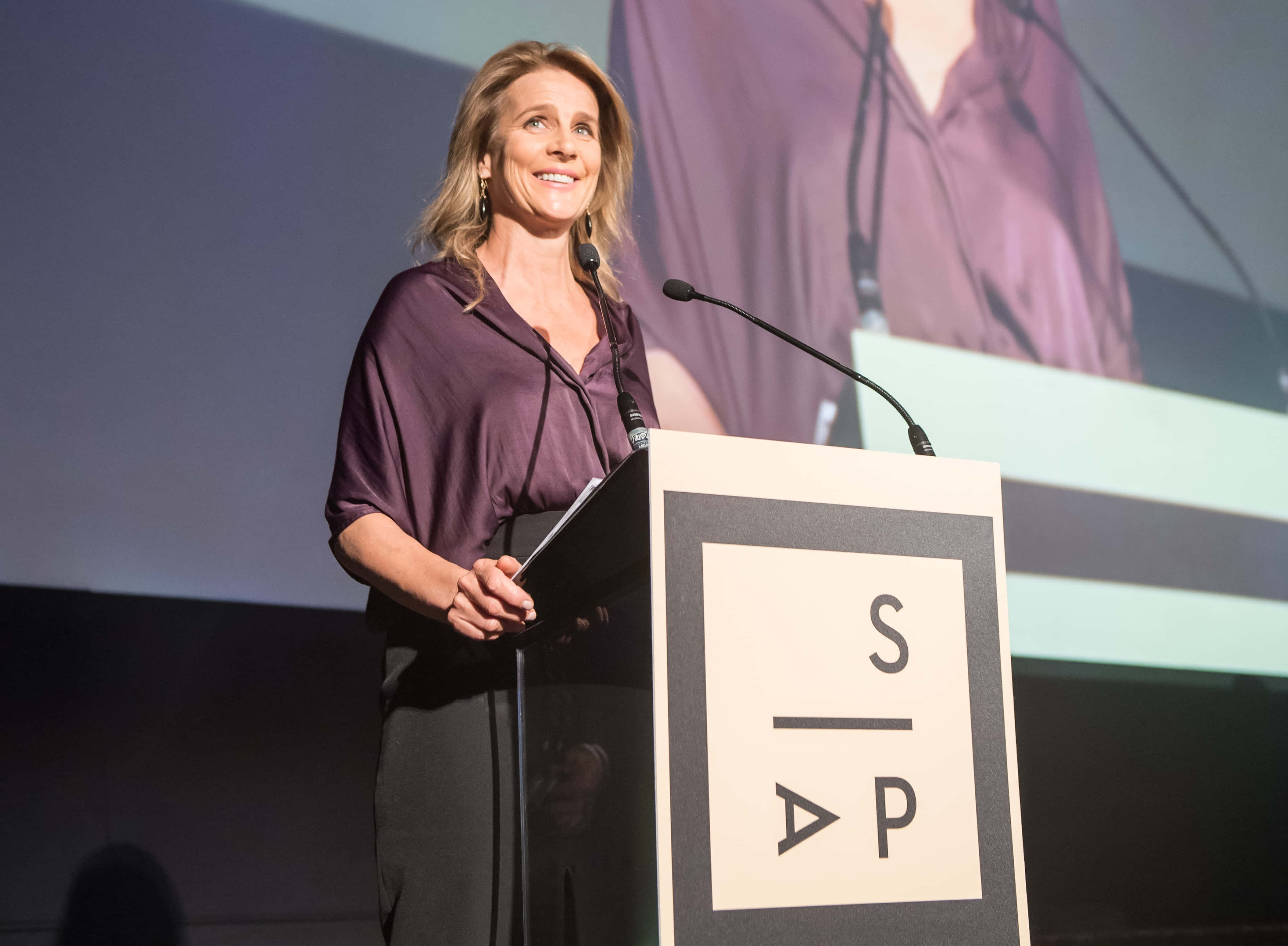 Rachel Griffiths, red carpet event, purple blouse, 2K Desktop Wallpaper