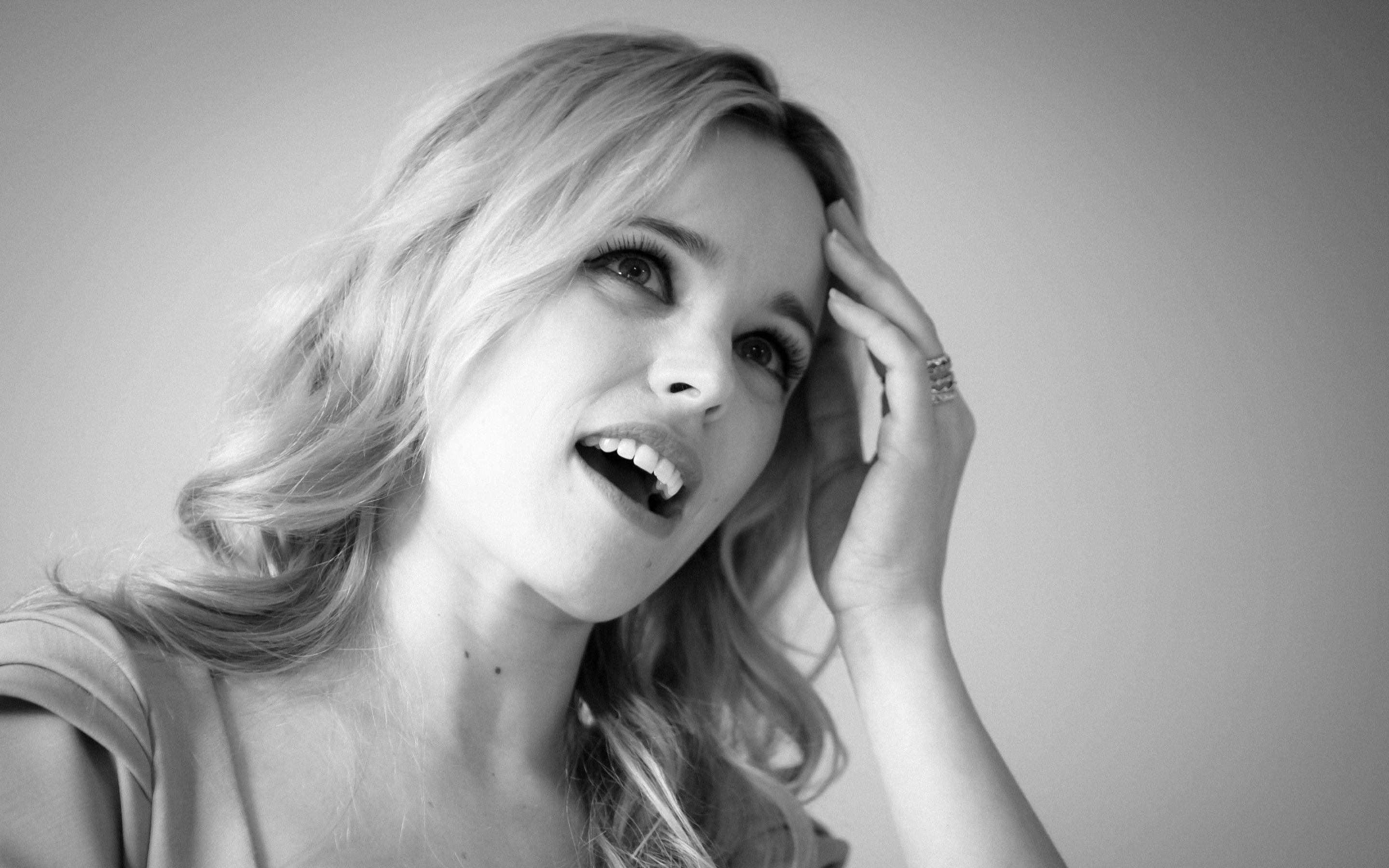 Rachel Mcadams, black and white portrait, wavy blonde hair, 2K Desktop Wallpaper