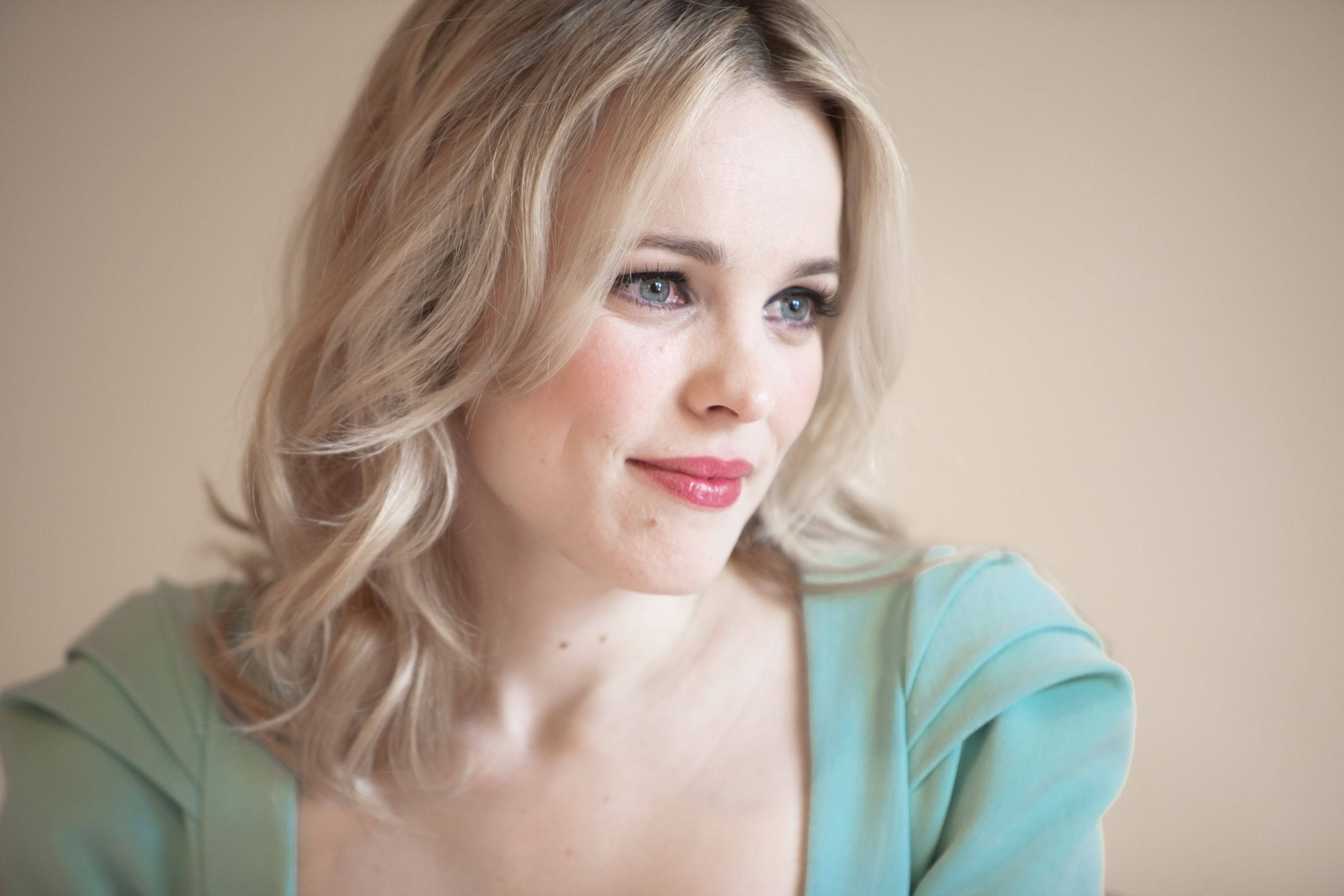 Rachel Mcadams, blonde hair, blue eyes, 2K Desktop Wallpaper