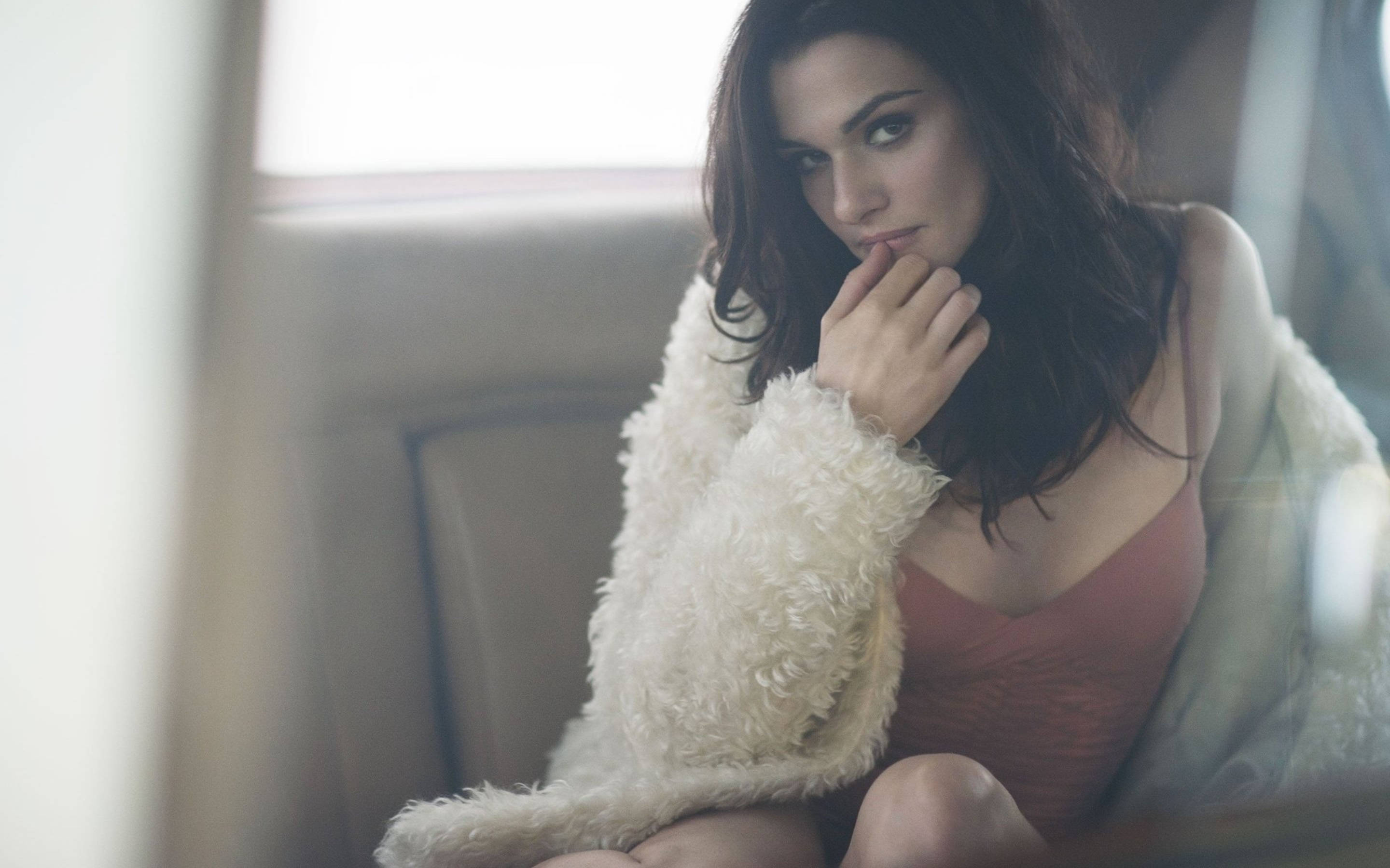 Rachel Weisz, white furry coat, pink top, 2K Desktop Wallpaper